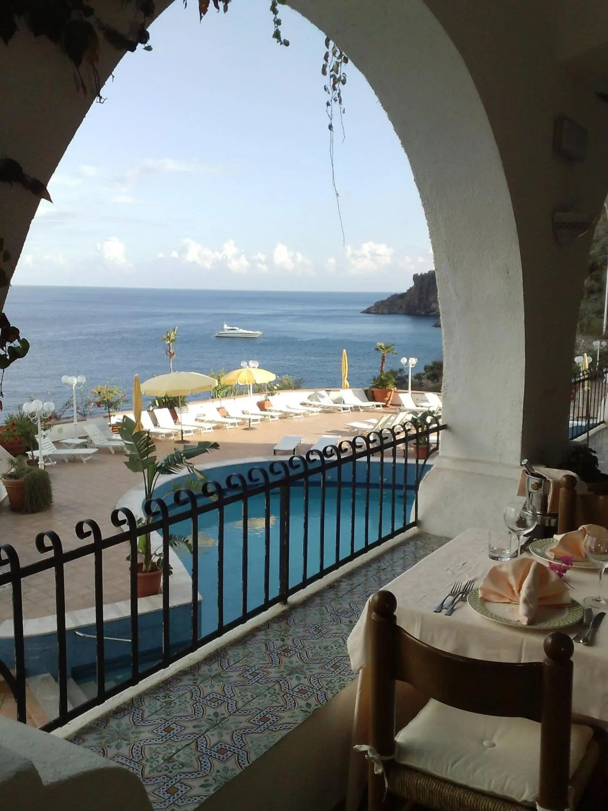 Restaurant/places to eat, Pool View in Hotel Carasco