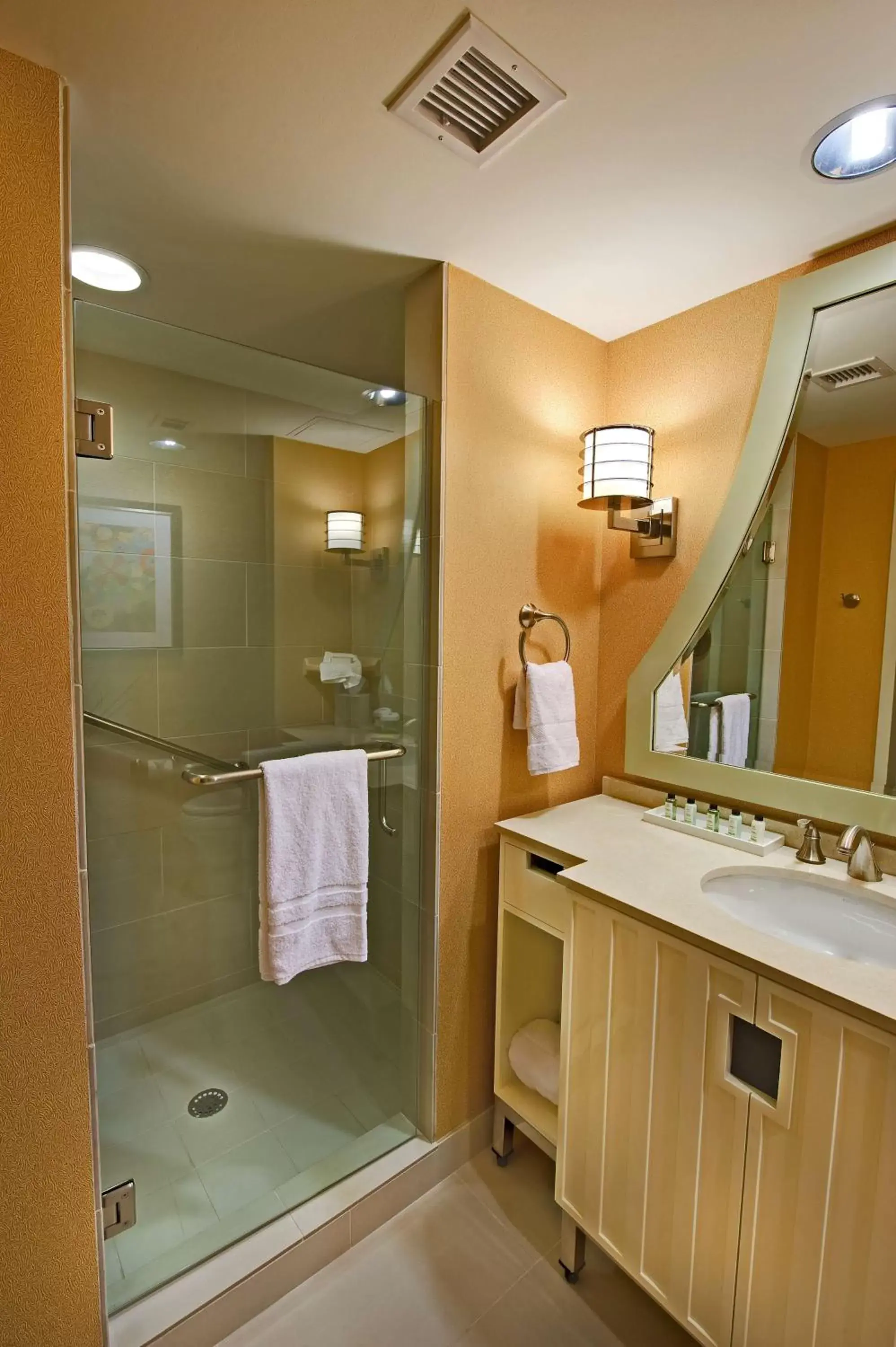 Bathroom in Embassy Suites Houston - Downtown