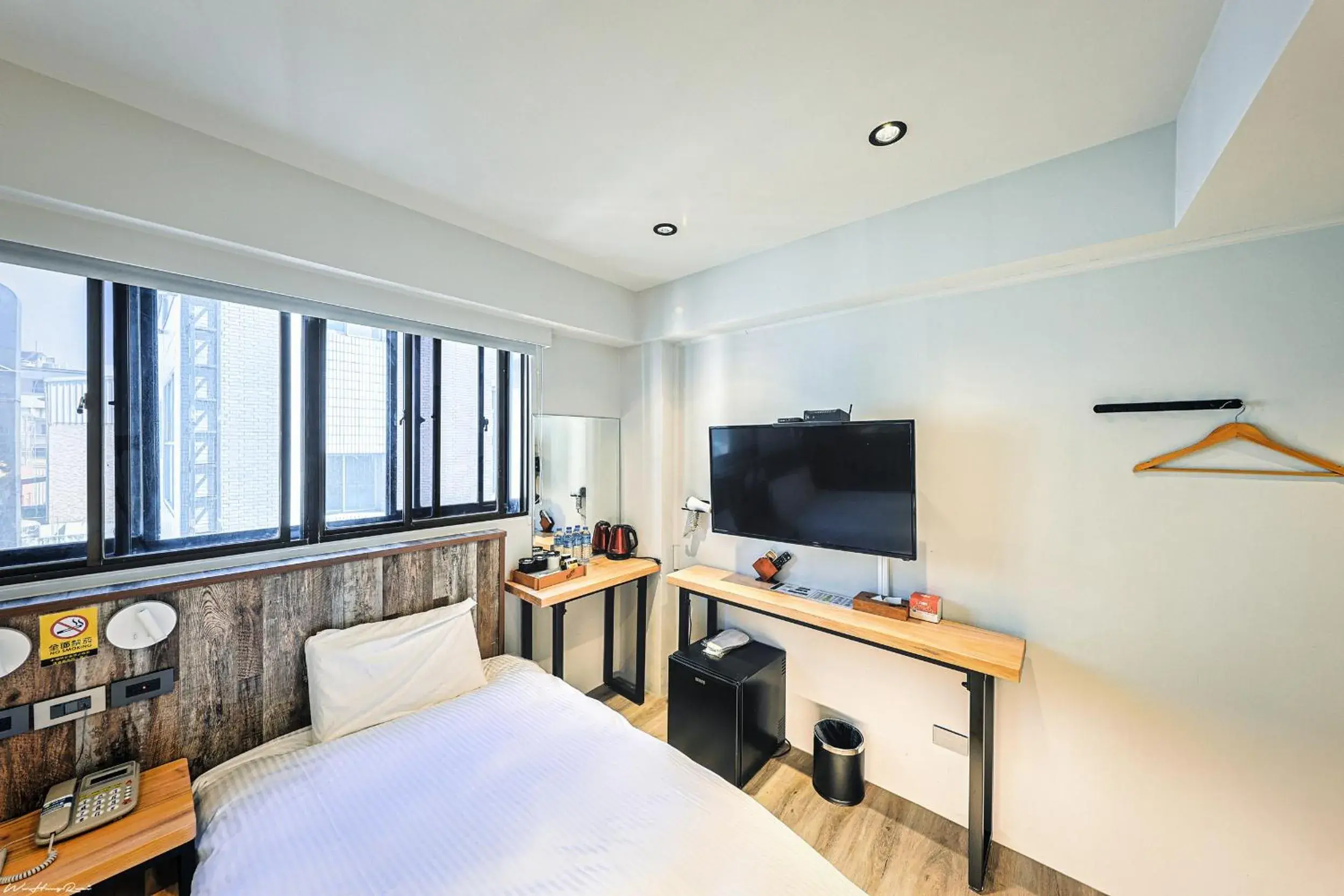 Bed, TV/Entertainment Center in YESHOME HOTEL