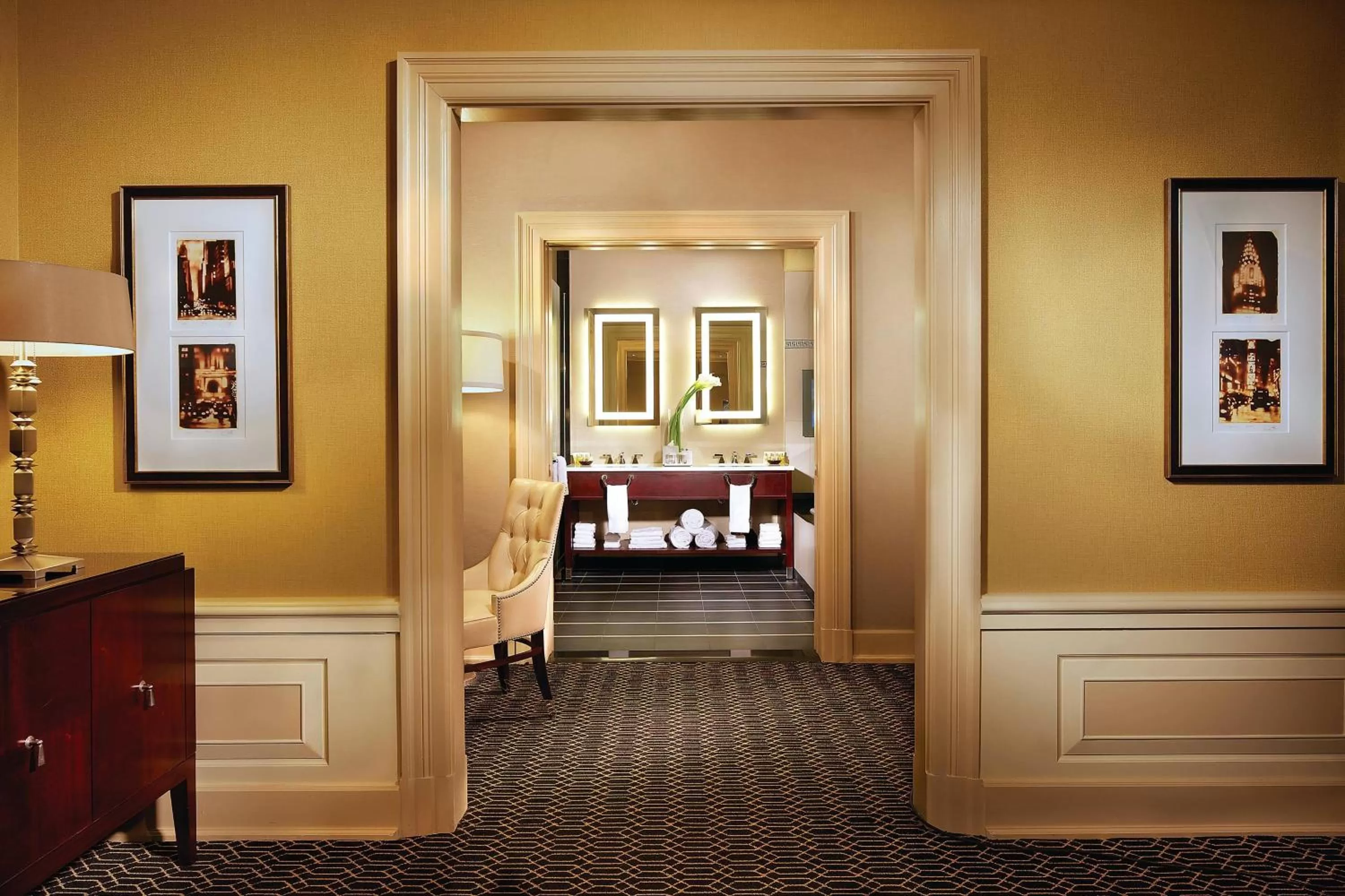 Lounge or bar in The Algonquin Hotel Times Square, Autograph Collection