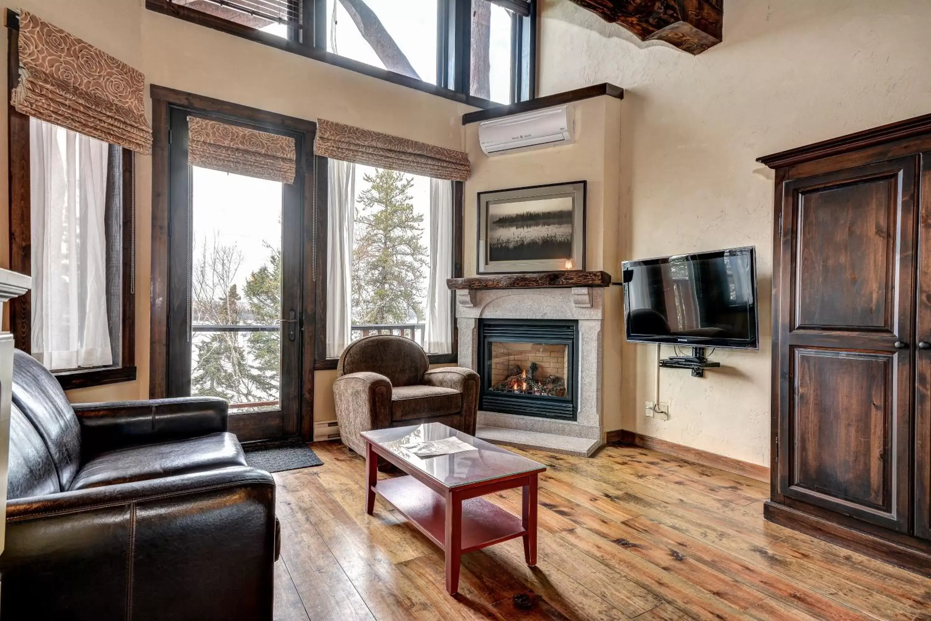 Seating Area in Les Condos Du Lac Taureau- Rooms & Condos