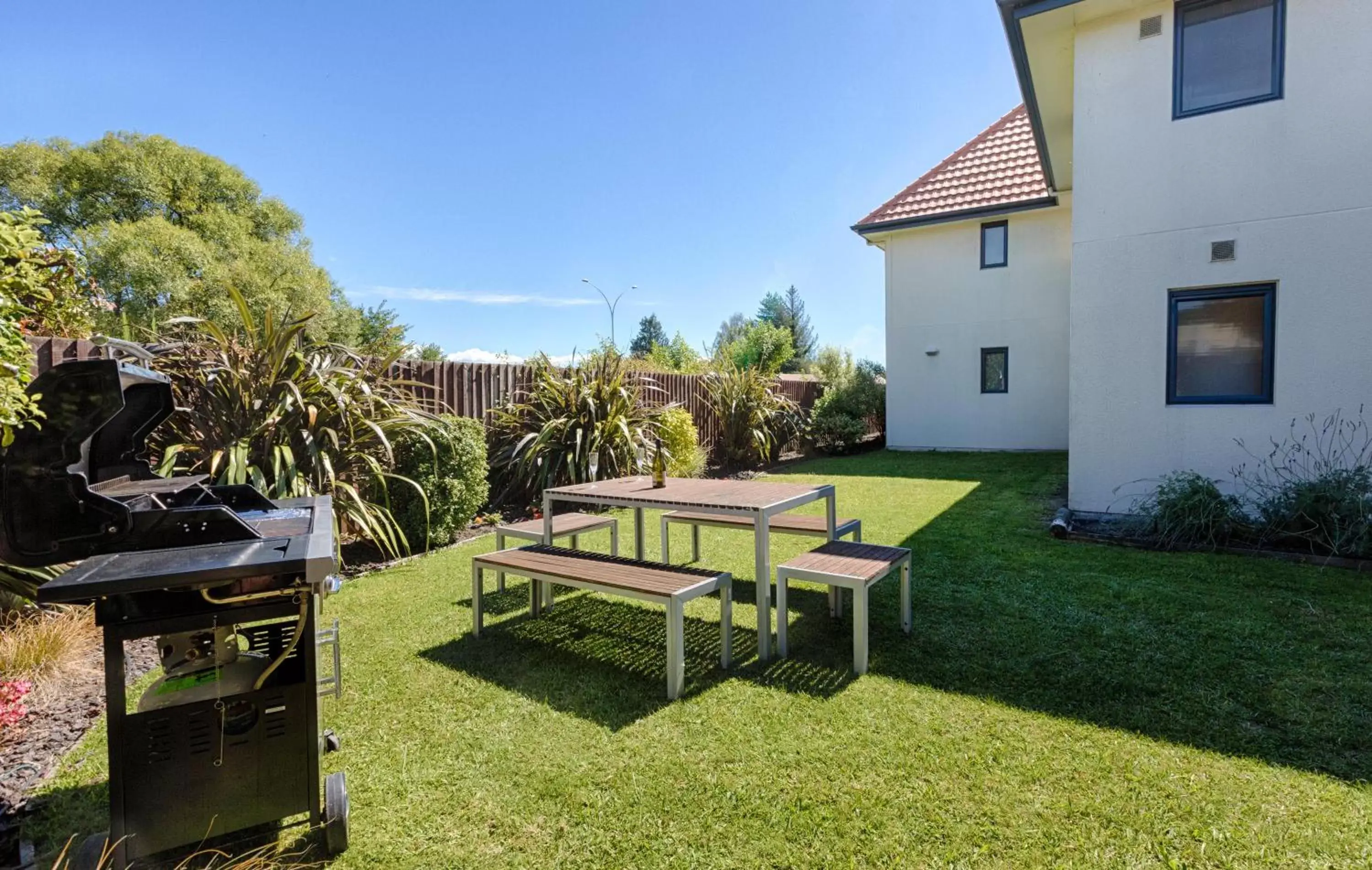 BBQ facilities, Garden in Bella Vista Motel Rotorua