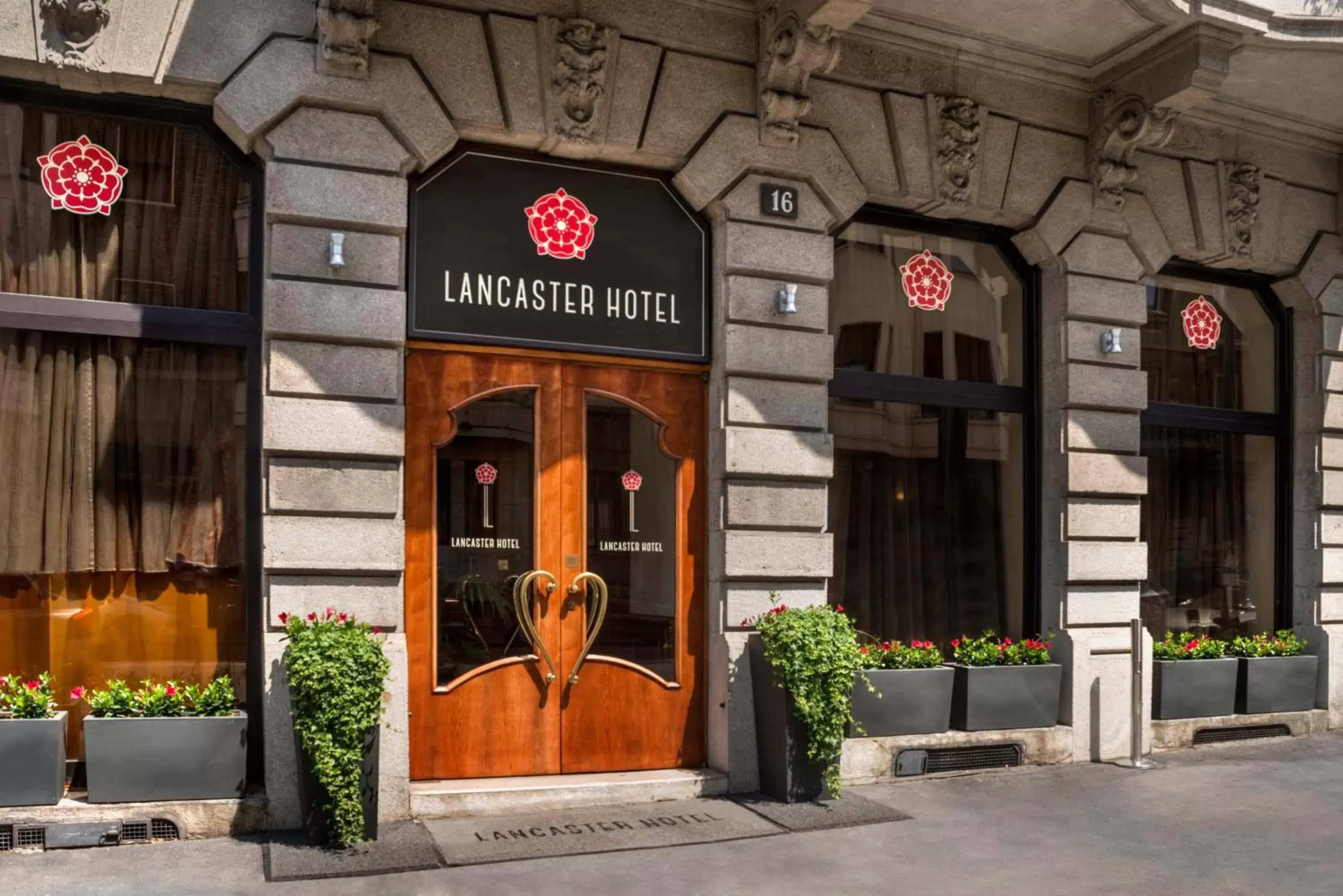 Facade/entrance in Lancaster Hotel