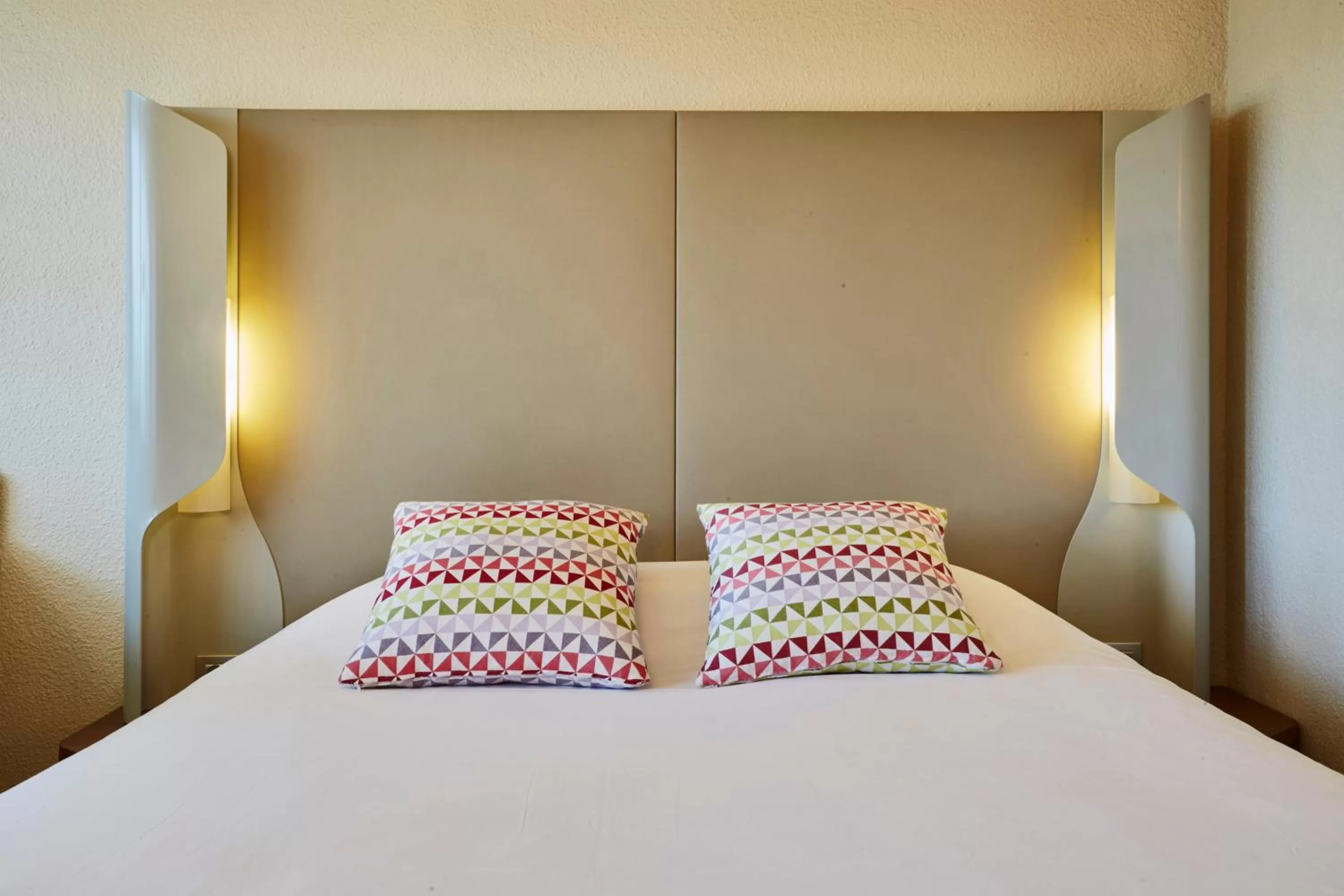 Property building, Bed in Campanile Evry Ouest - Corbeil Essonnes