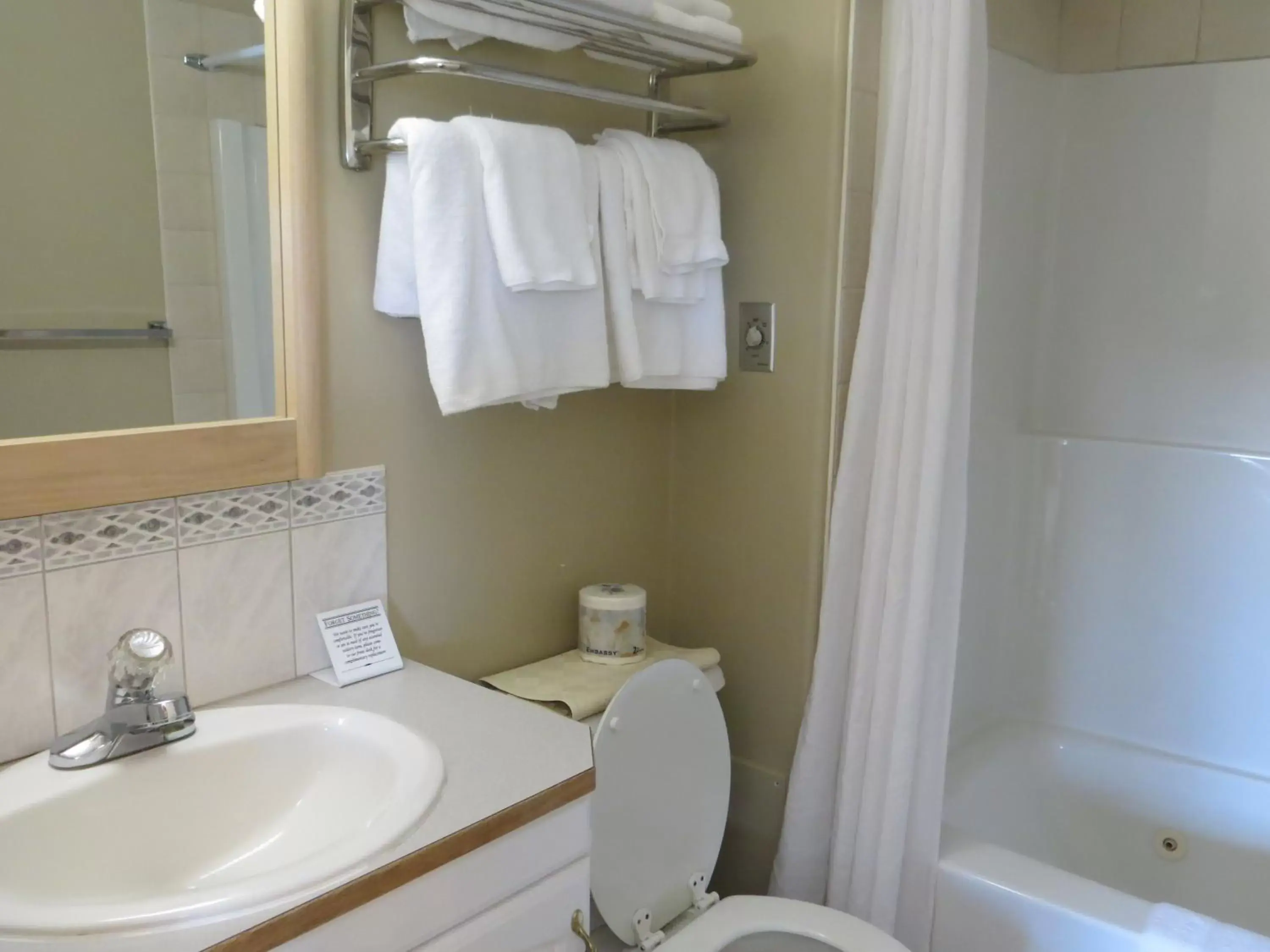 Queen Room in BCMInns - Coleman Queen Room in BCMInns - Coleman