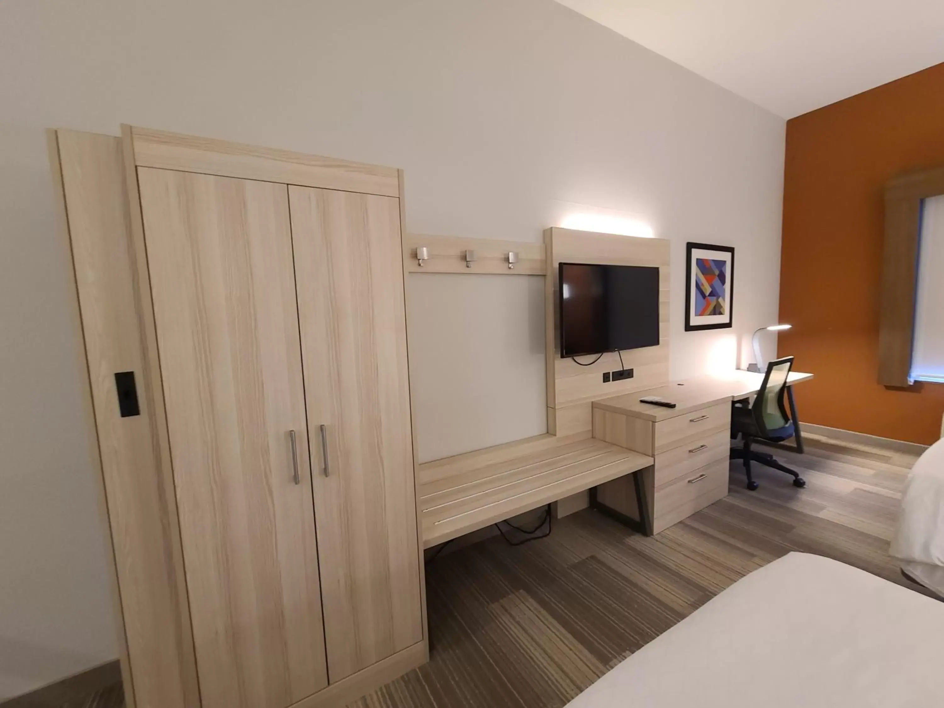 Bedroom in Holiday Inn Express Lordstown-Newton Falls/Warren, an IHG Hotel