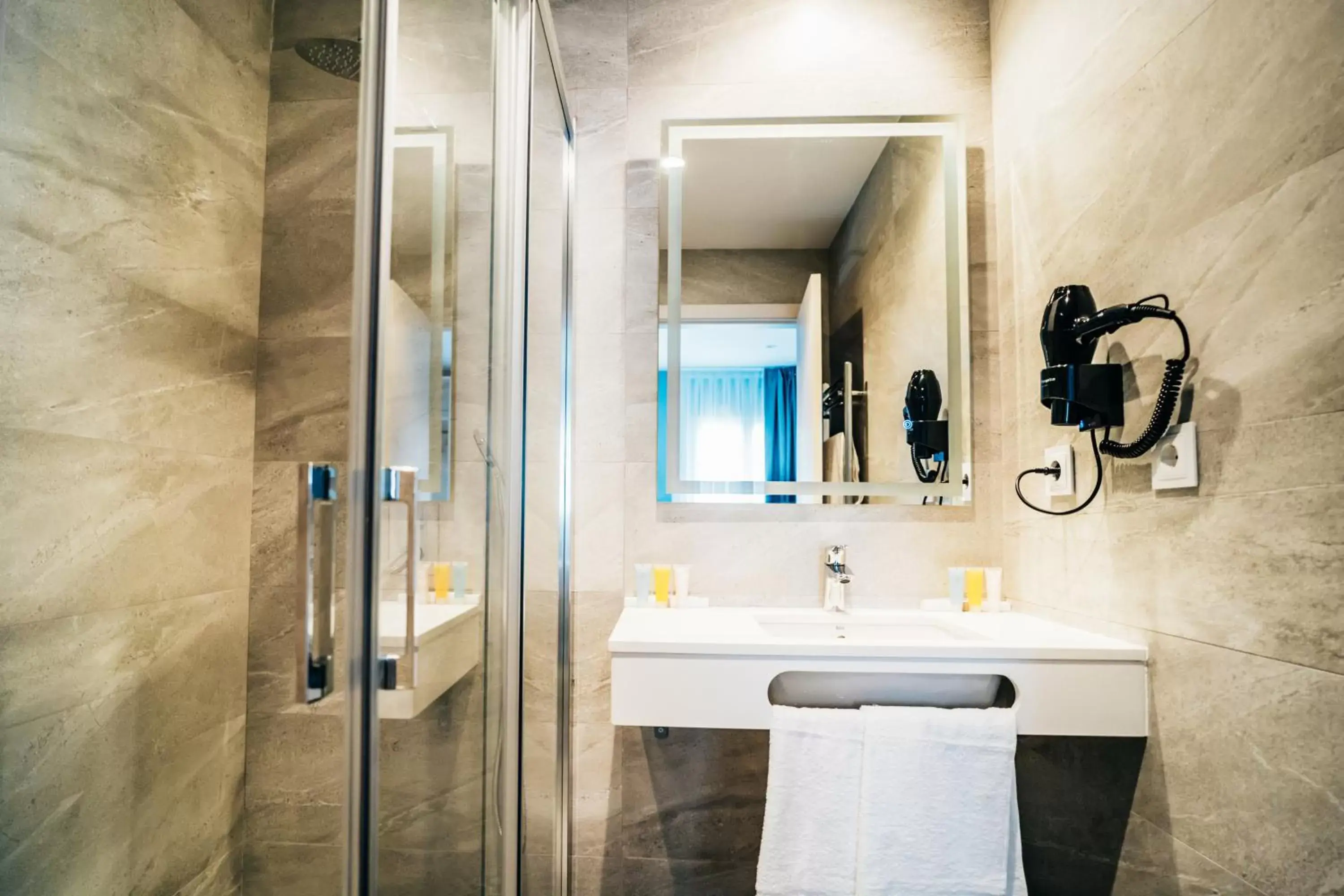 Shower, Bathroom in Arevalos Hotel