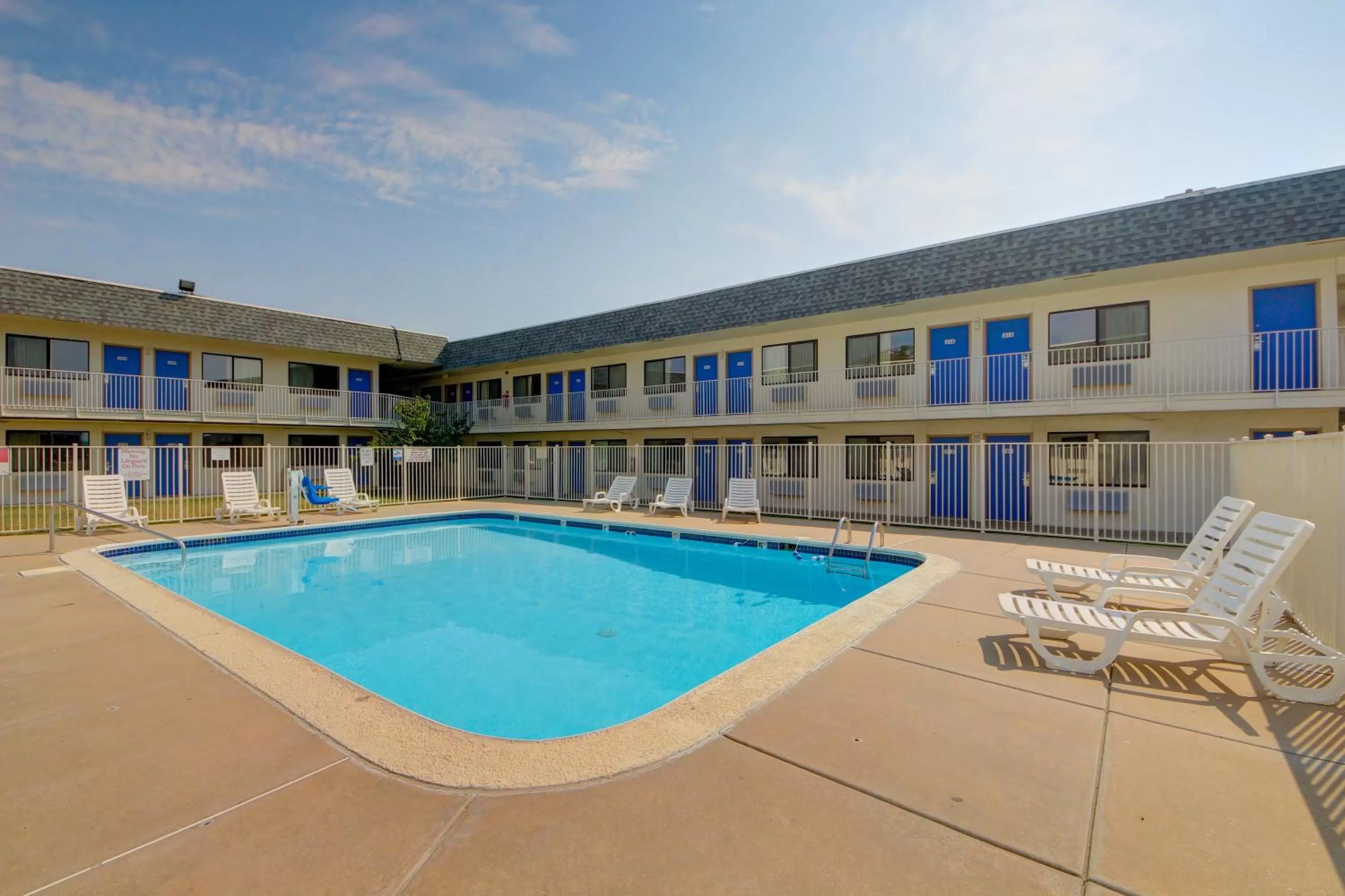 Swimming pool in Motel 6-Wichita, KS - AIRPORT