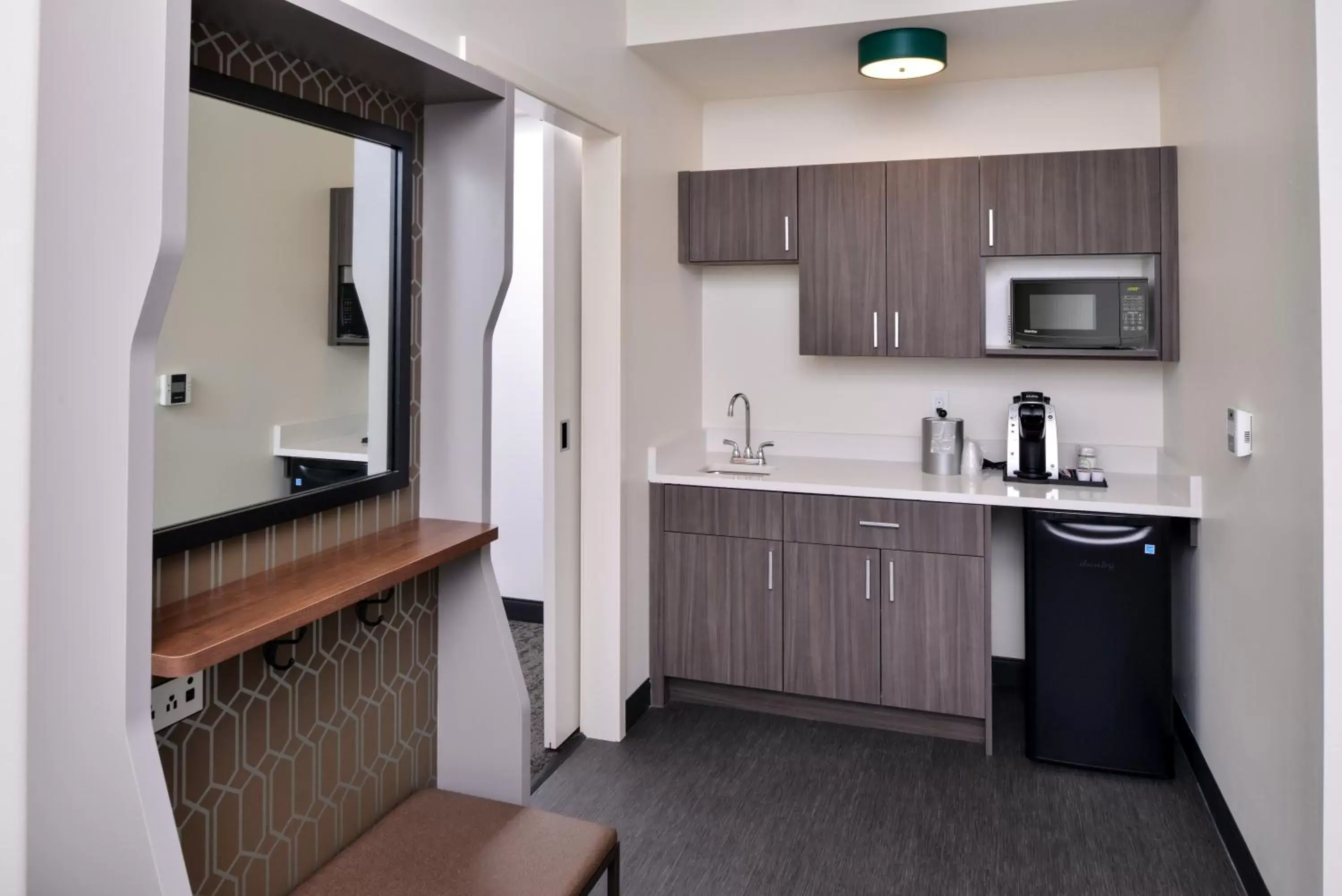 Photo of the whole room, Kitchen/Kitchenette in Holiday Inn & Suites - Farmington Hills - Detroit NW, an IHG Hotel
