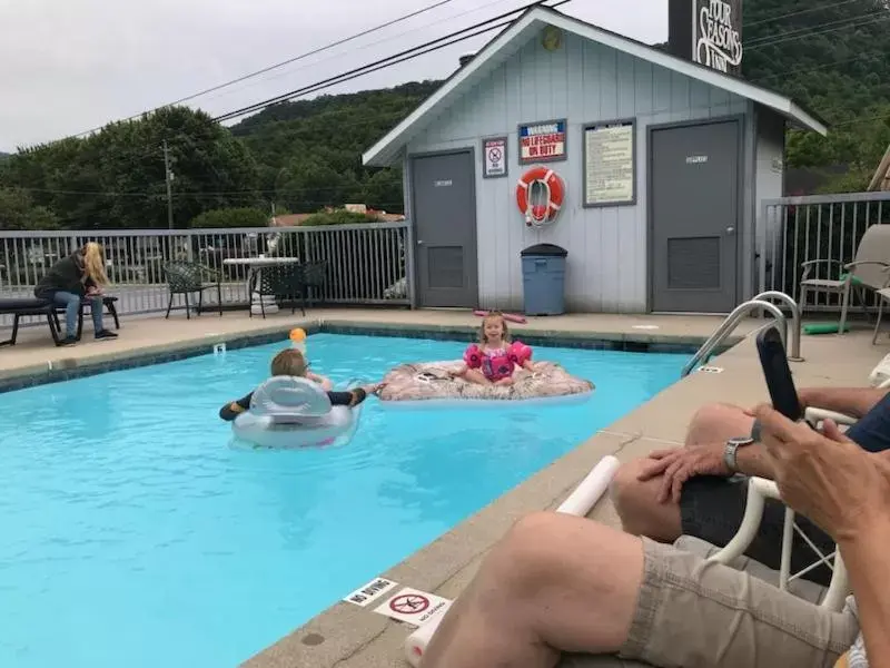 Swimming Pool in Four Seasons Inn