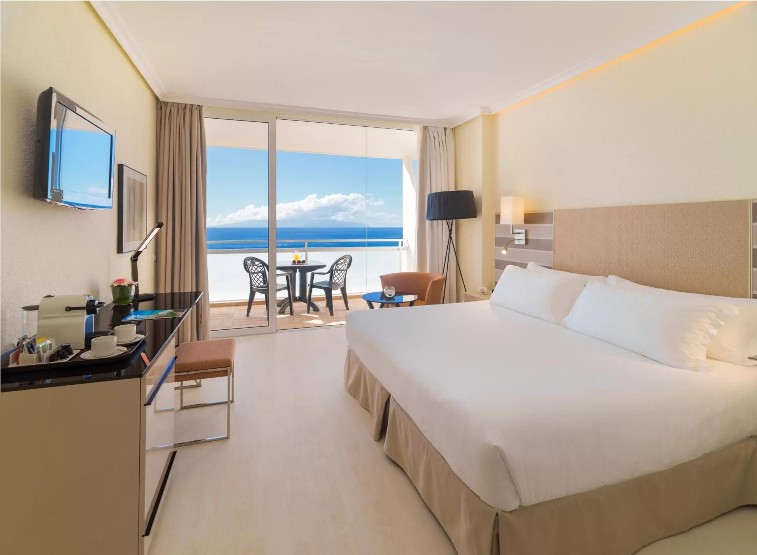 Photo of the whole room, Bed in H10 Gran Tinerfe - Adults Only Photo of the whole room, Bed in H10 Gran Tinerfe - Adults Only