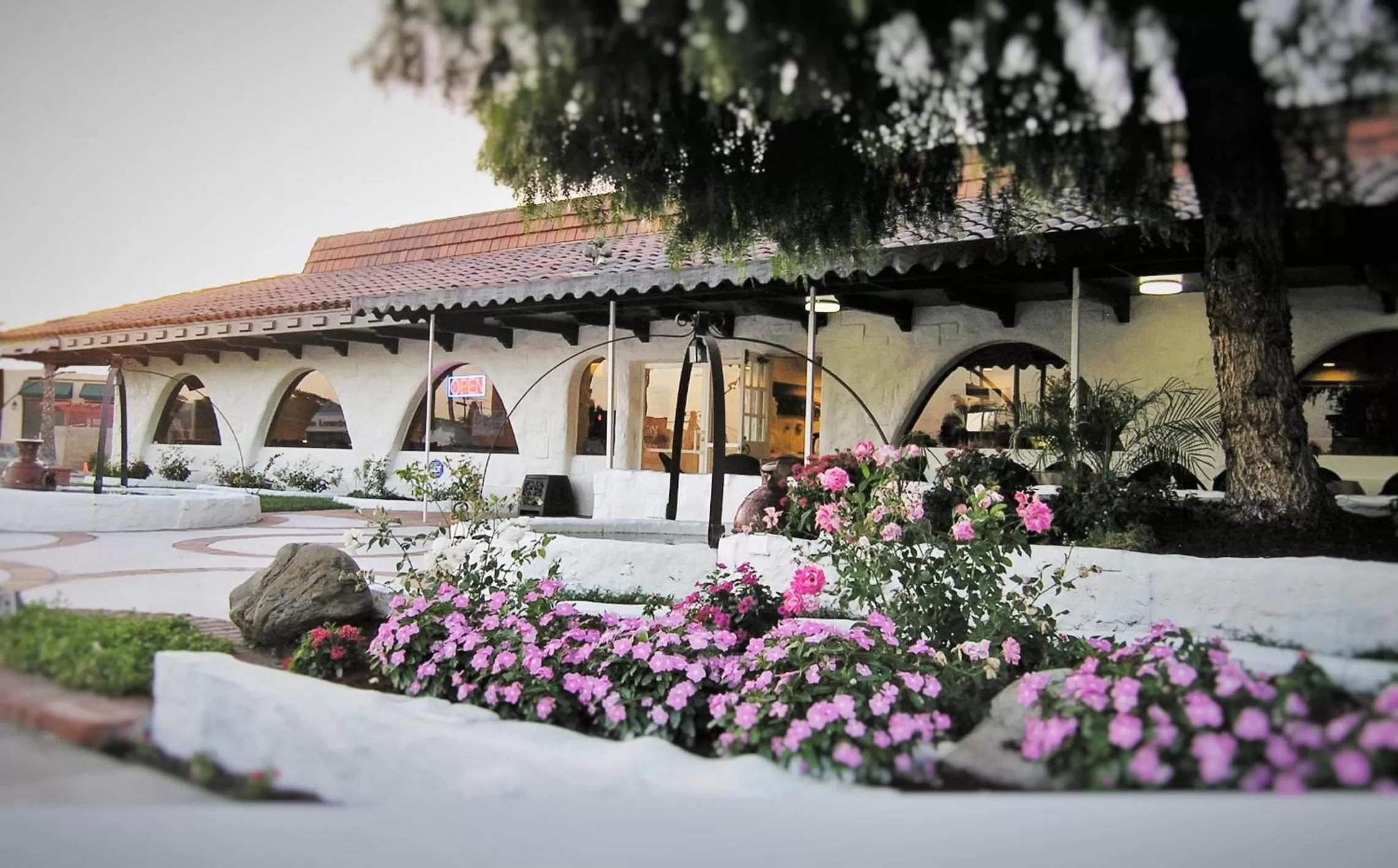 Restaurant/places to eat in Hotel Pepper Tree Boutique Kitchen Studios - Anaheim