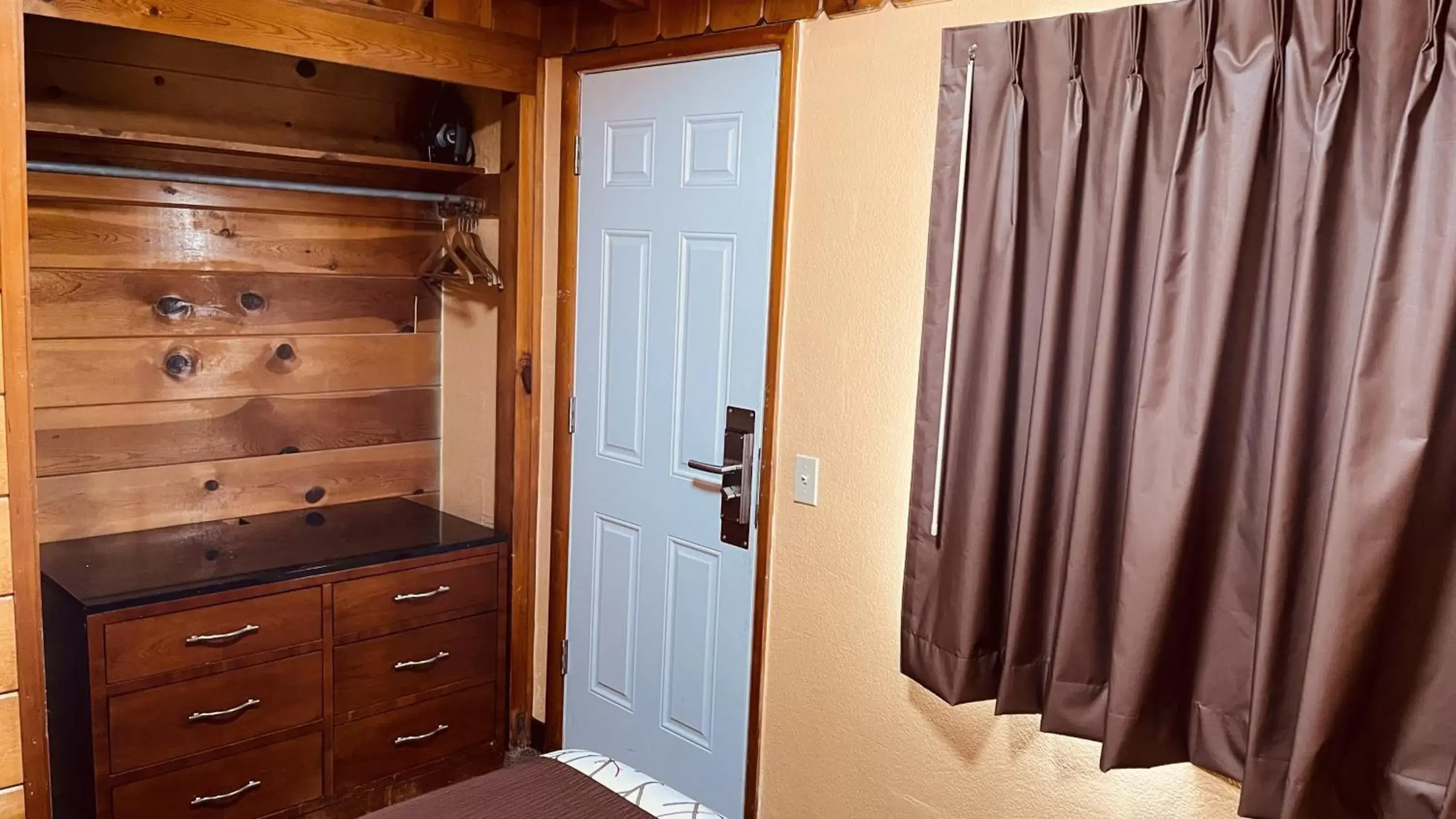 Bedroom, Bathroom in Apple Inn Motel