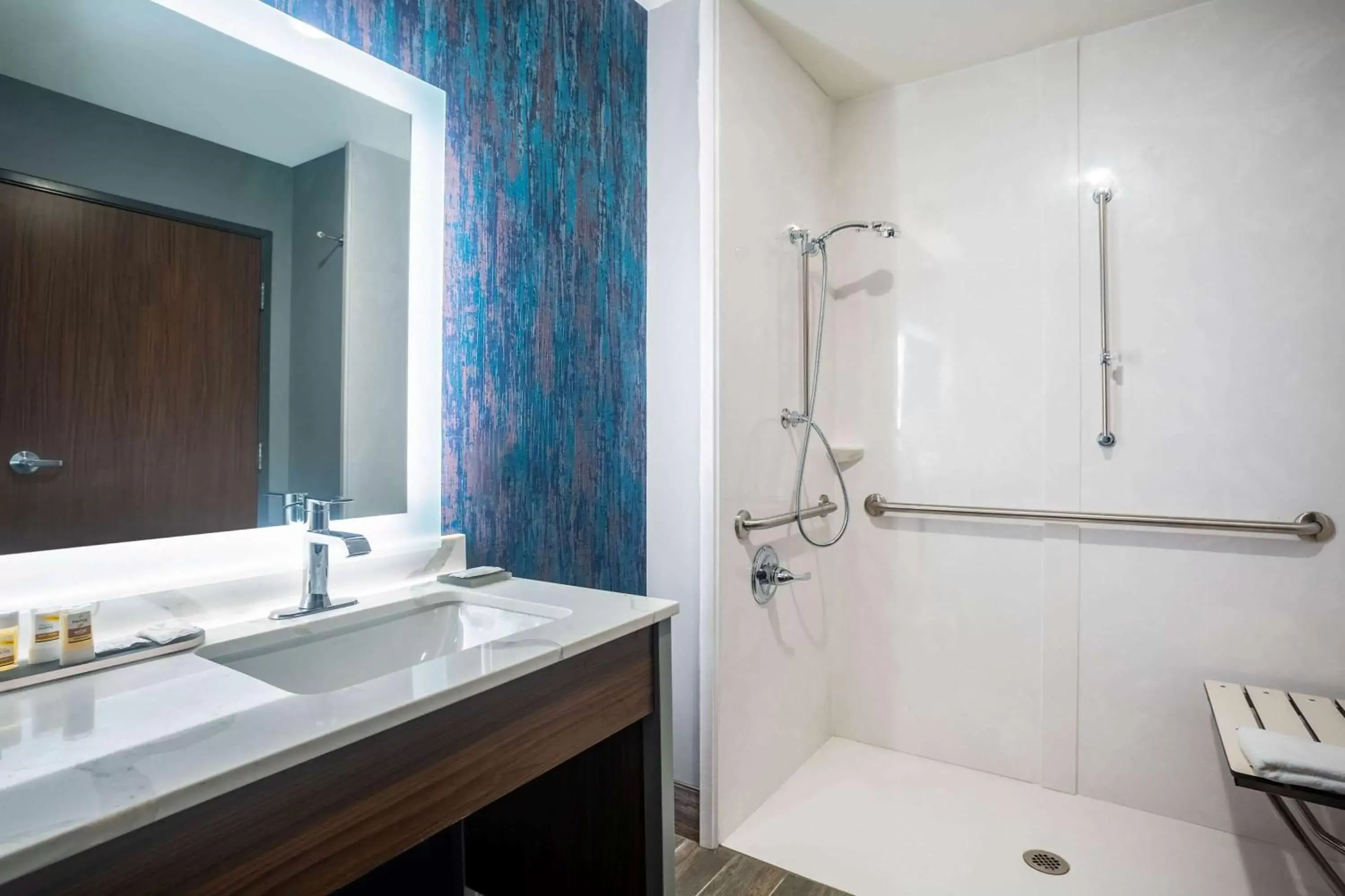 Shower, Bathroom in La Quinta Inn & Suites by Wyndham Oxford
