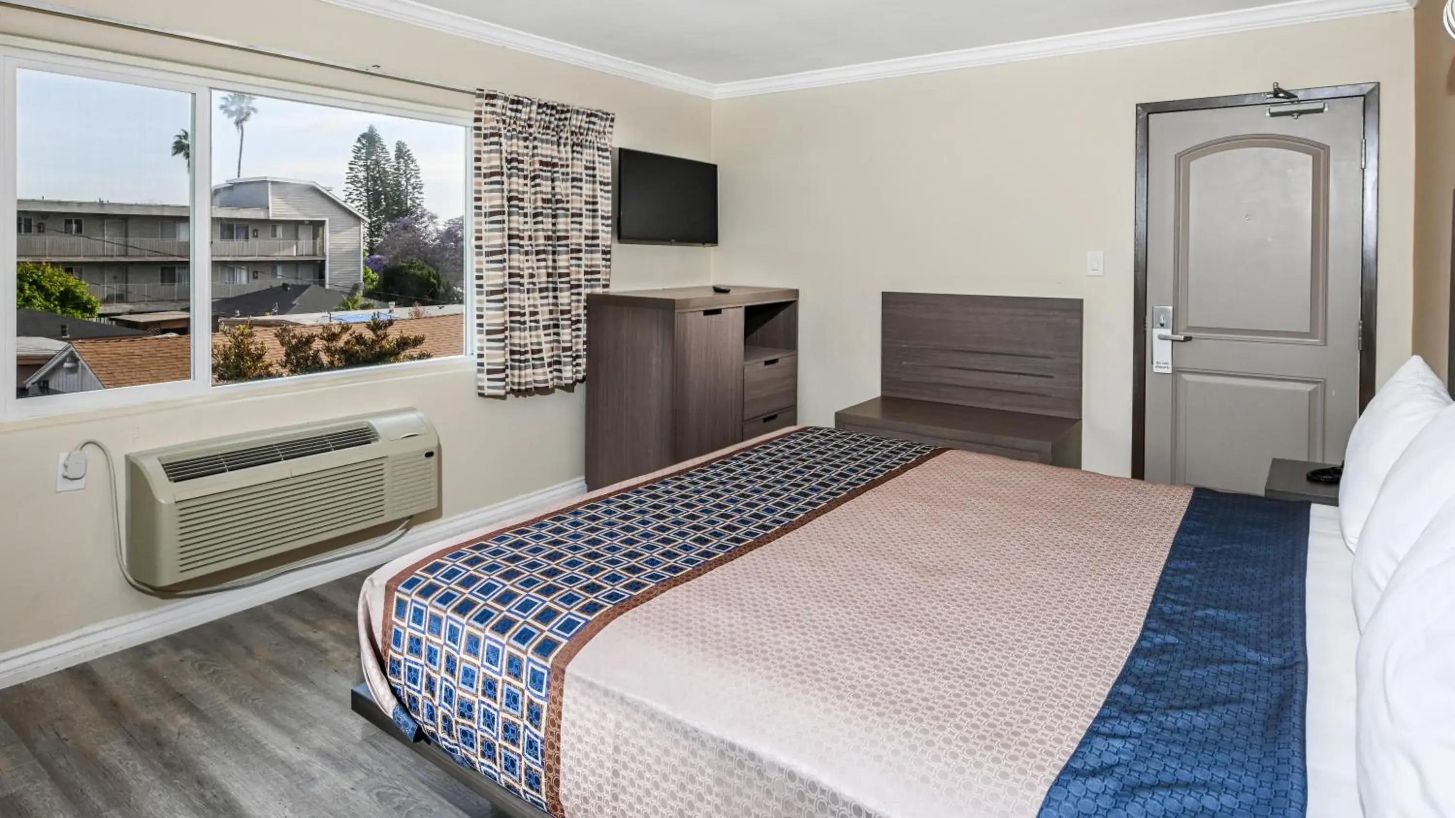 Photo of the whole room, Bed in Sea Rock Inn - Long Beach Photo of the whole room, Bed in Sea Rock Inn - Long Beach