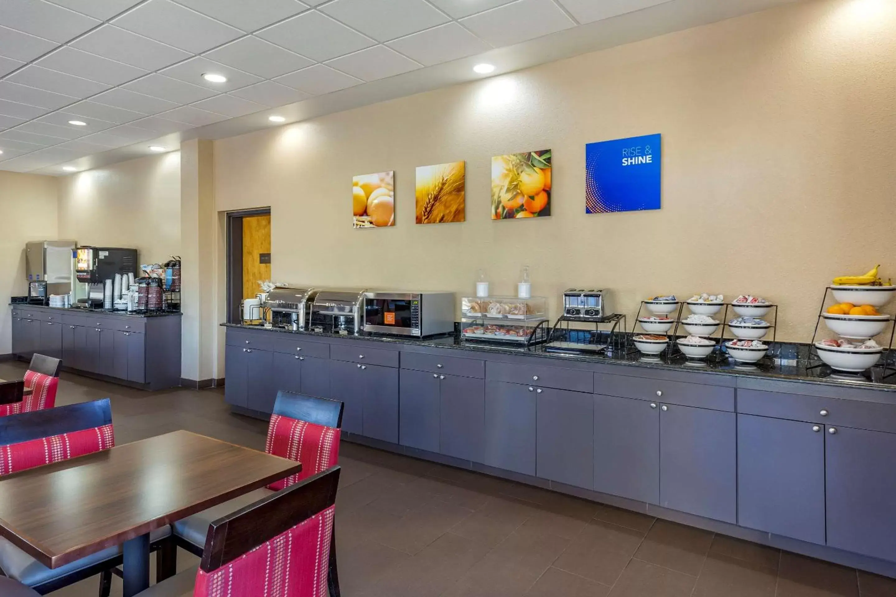 Restaurant/Places to Eat in Comfort Inn At the Park