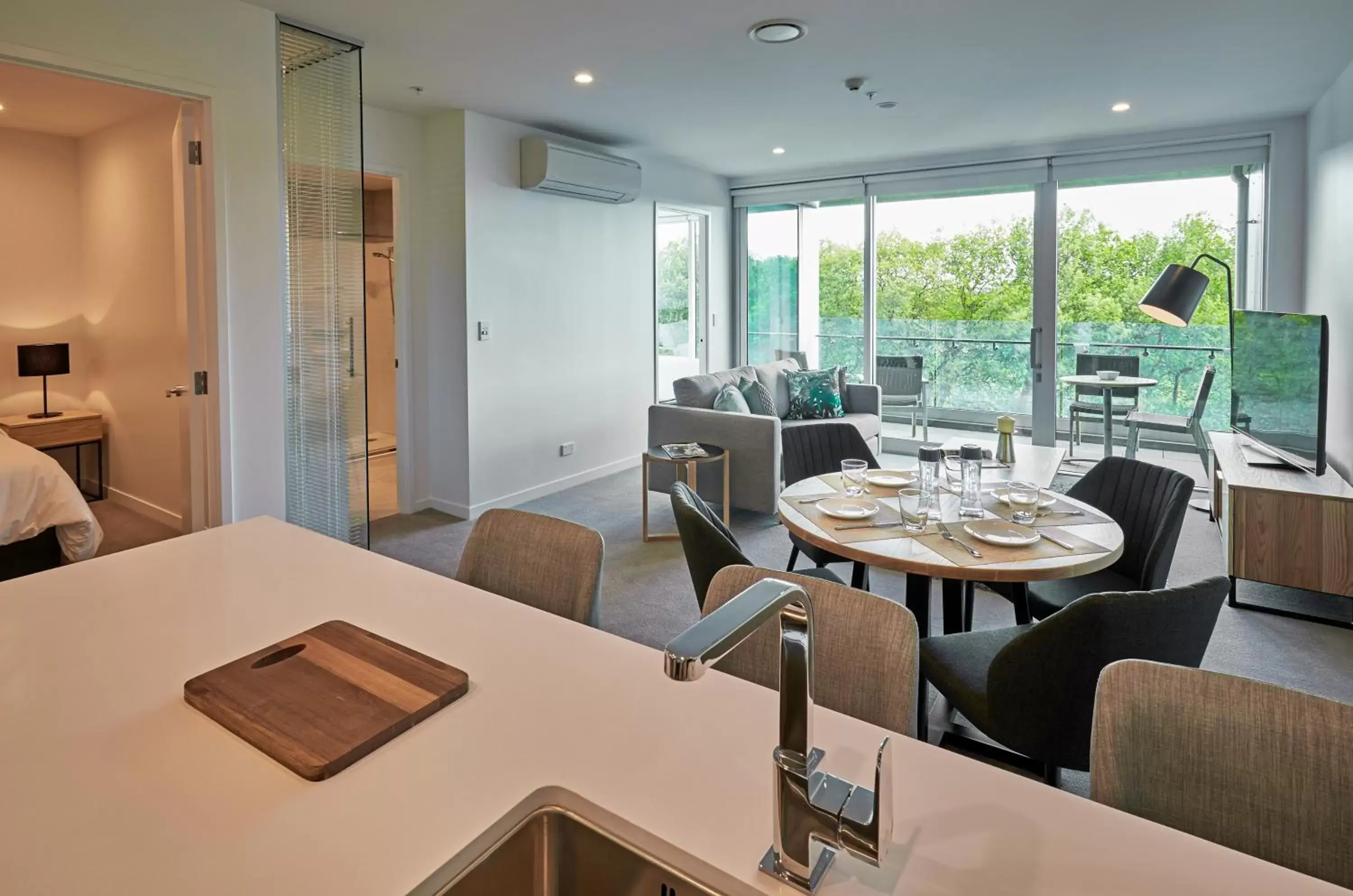 Spring, Dining Area in Swiss-Belsuites Victoria Park Auckland