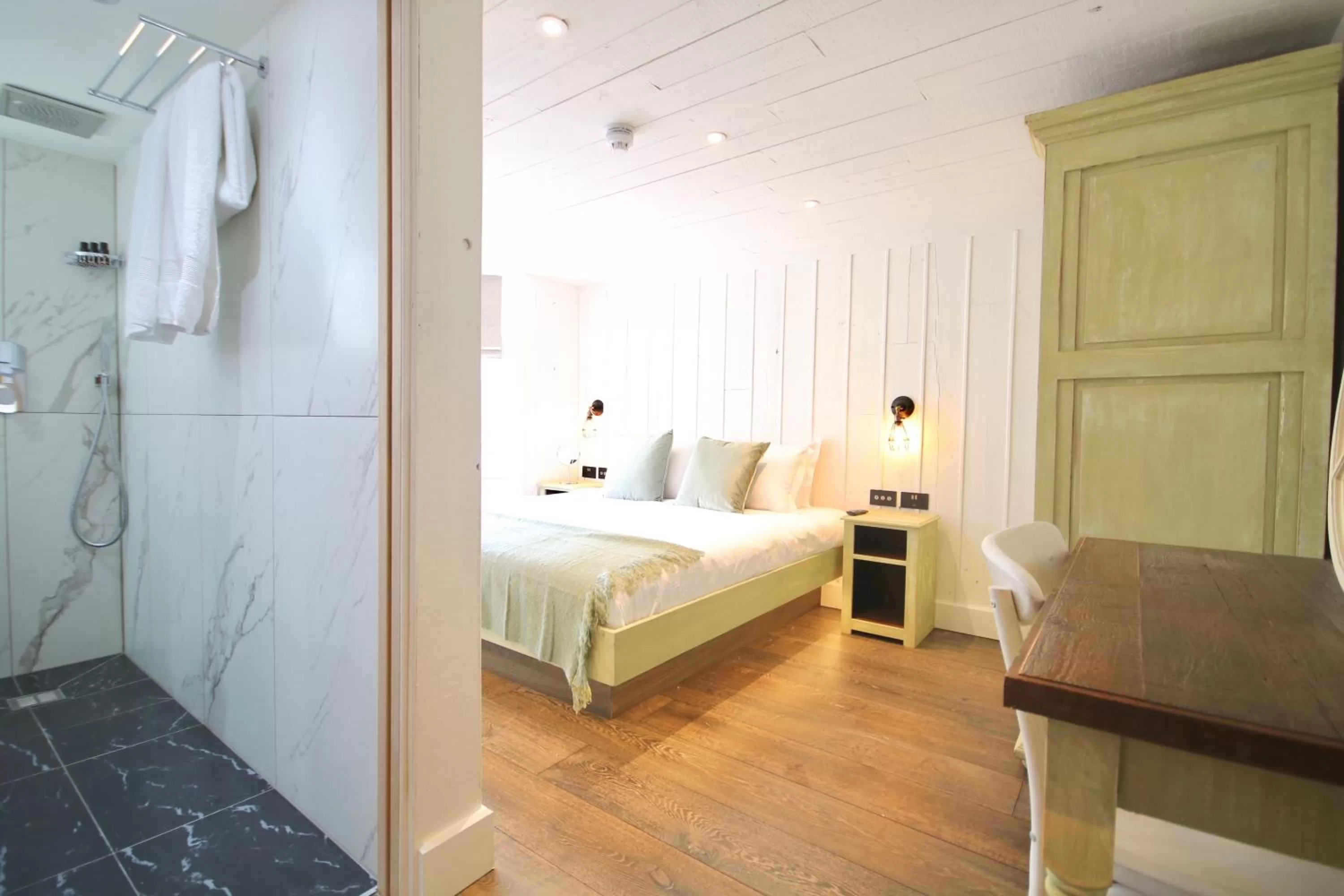 Bathroom, Bed in Becketts Townhouse