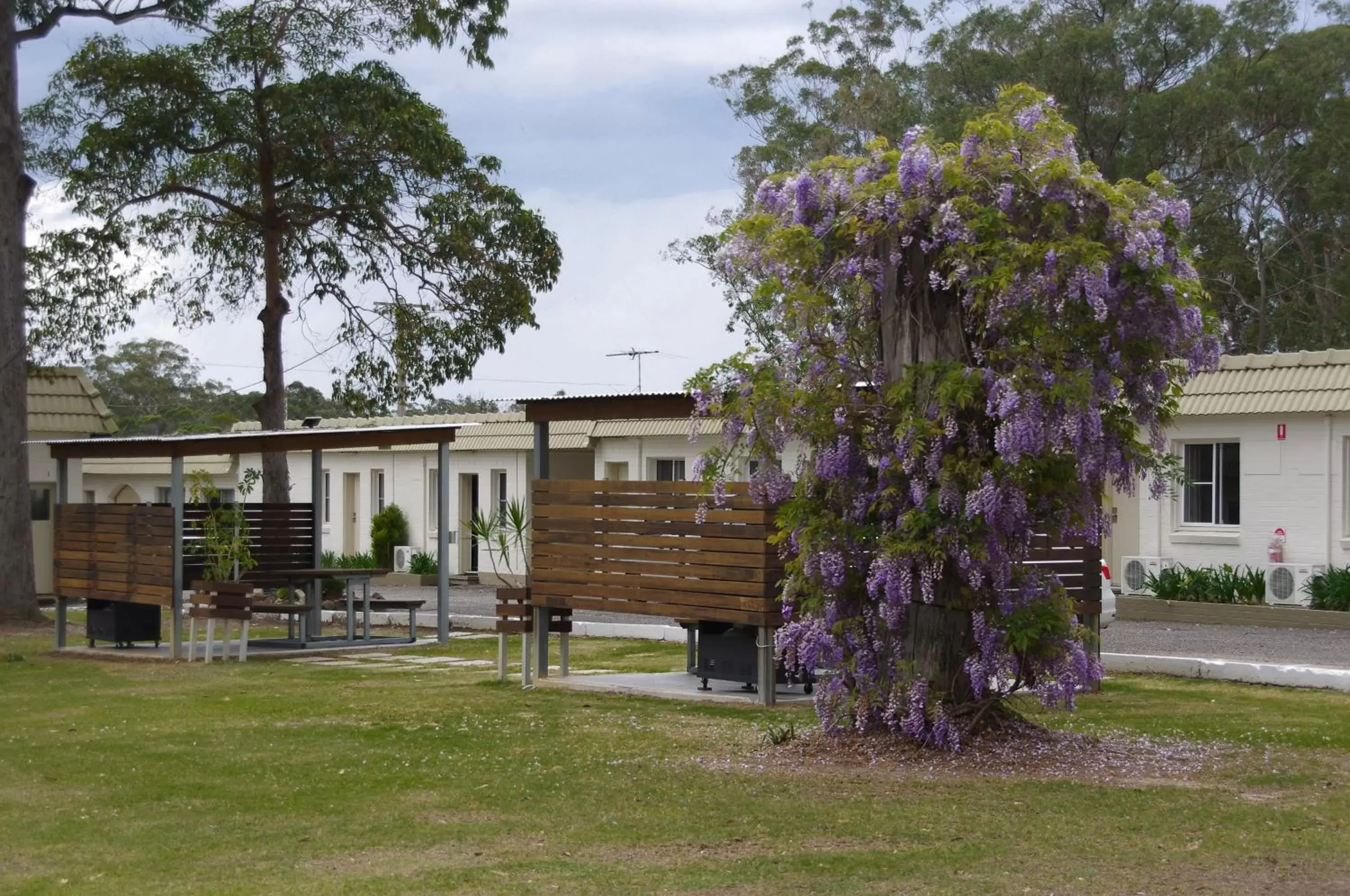 BBQ facilities, Property Building in Fairway Lodge Motel