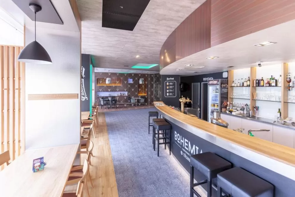 Restaurant/places to eat, Lounge/Bar in STEELHOUSE Hotel