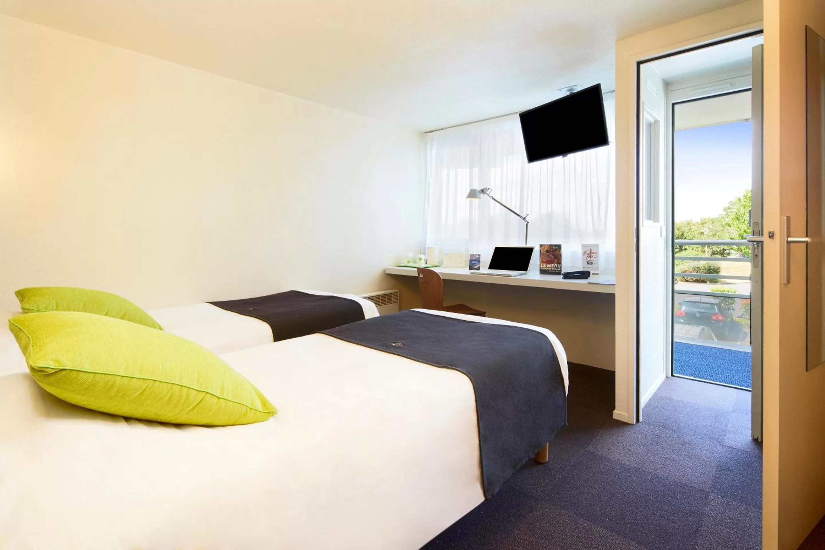 Standard Twin Room with One Single Bed - Up to Ten Years in Campanile Poitiers - Site du Futuroscope