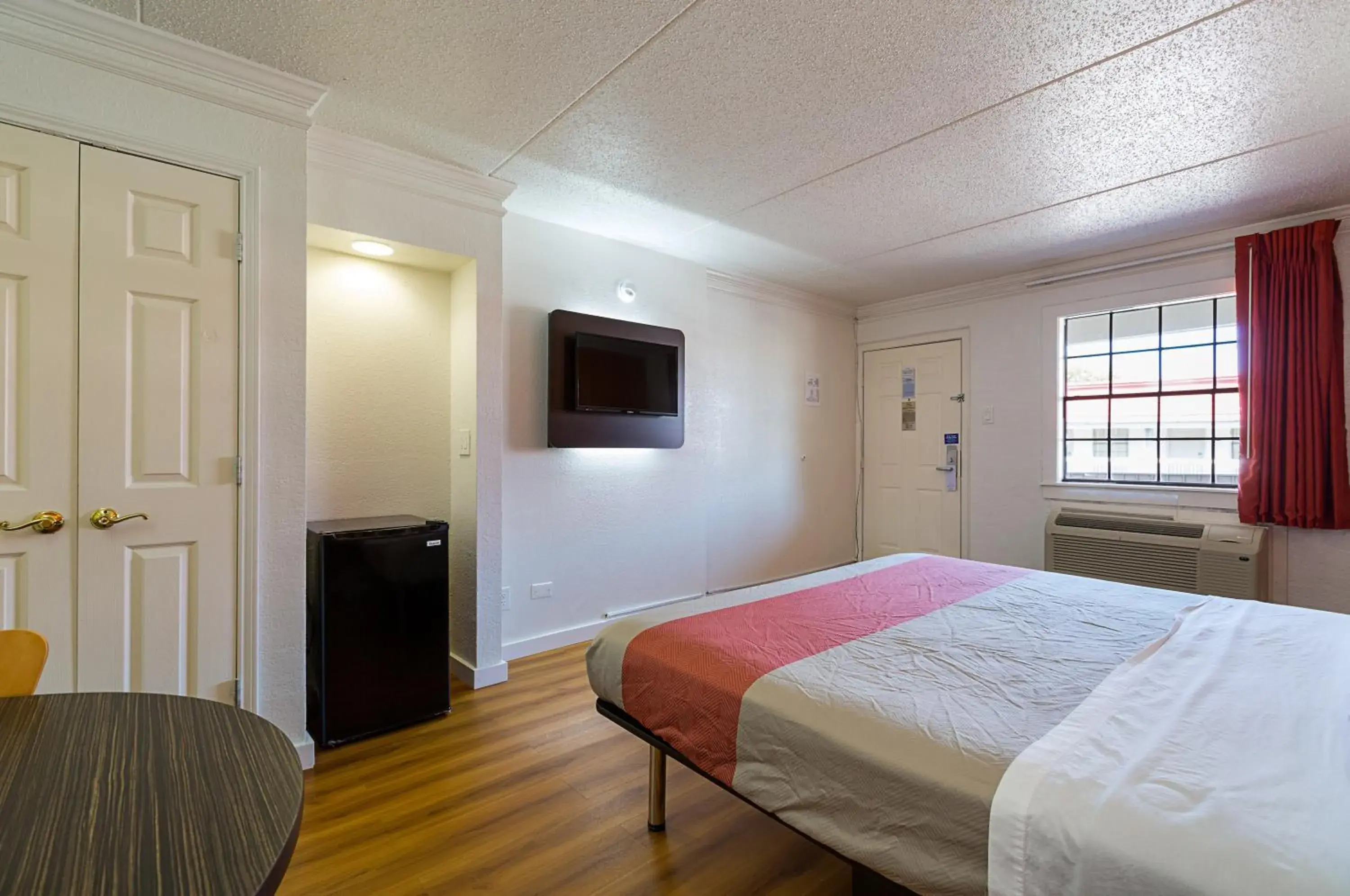 Bedroom, Bed in Motel 6-Dallas, TX - Market Center