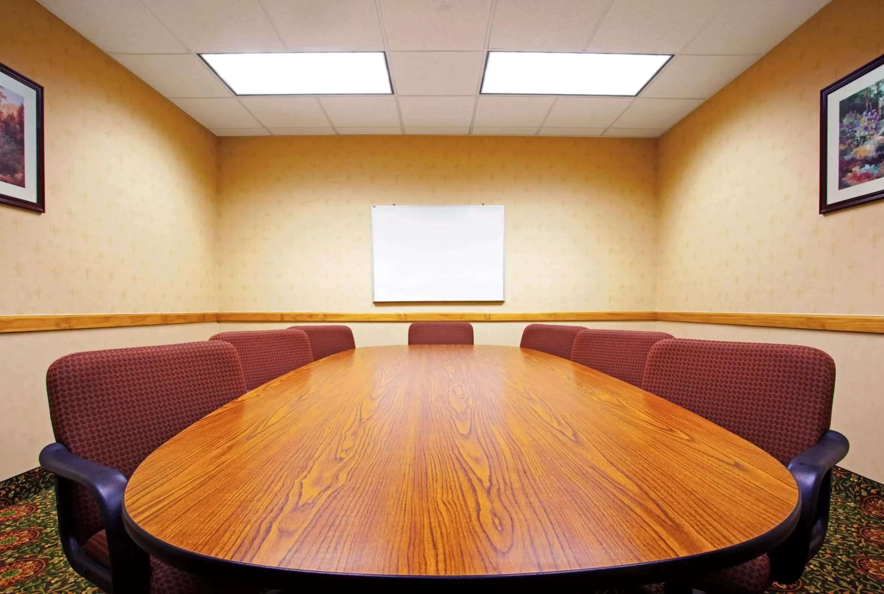 Meeting/conference room in Candlewood Suites Grand Rapids Airport, an IHG Hotel