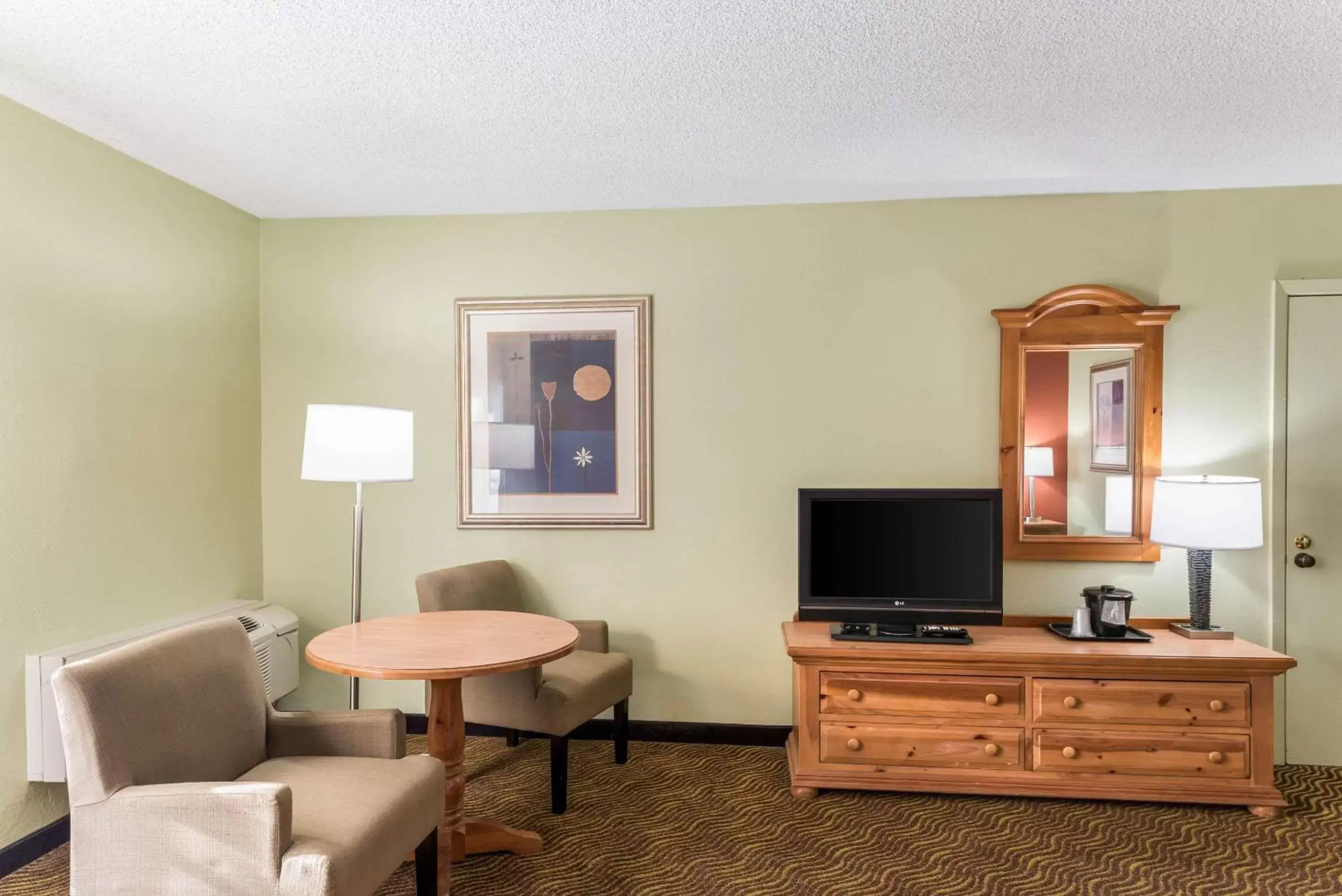 Photo of the whole room, TV/Entertainment Center in Quality Inn Payson