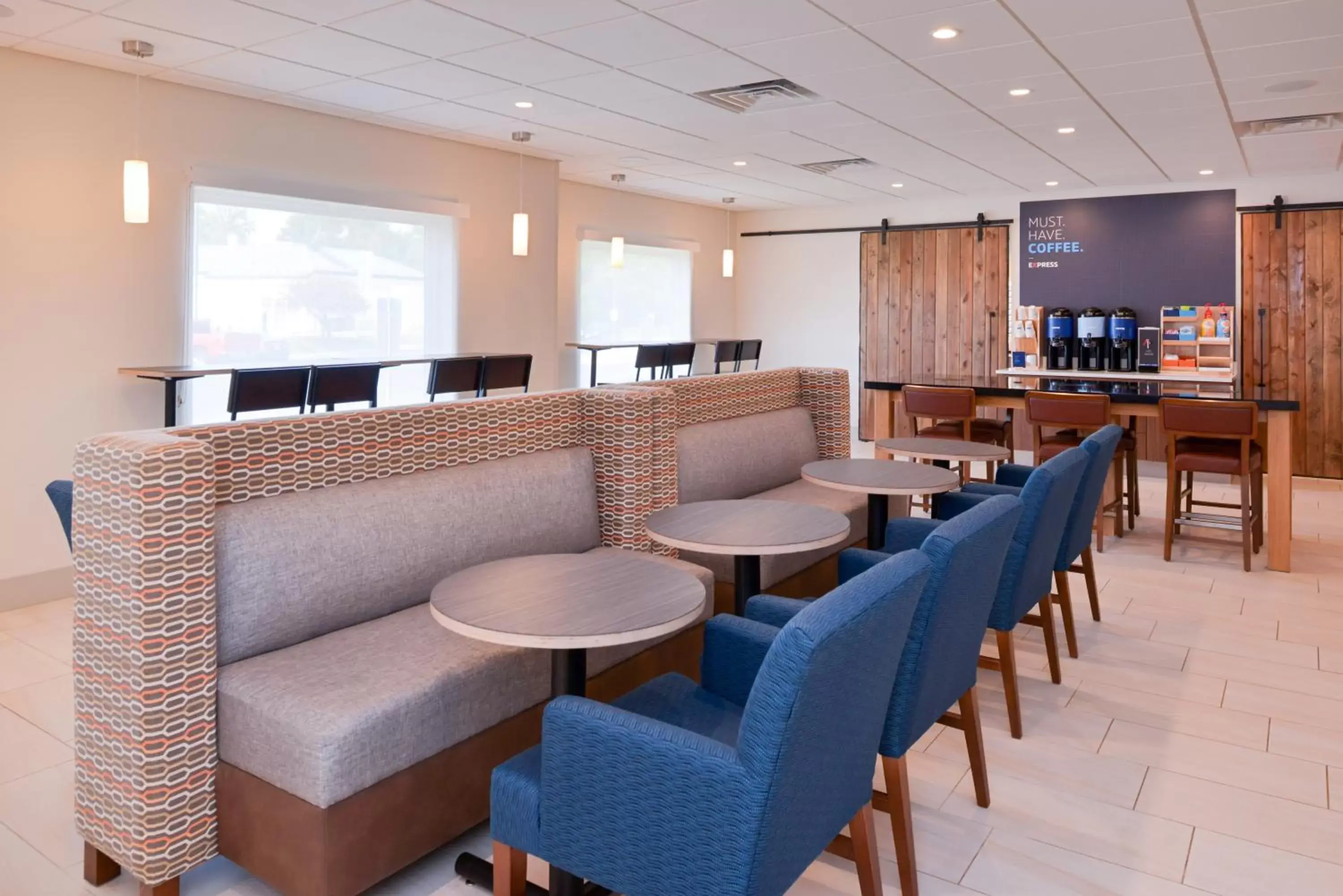 Breakfast, Lounge/Bar in Holiday Inn Express & Suites - Omaha - 120th and Maple, an IHG Hotel