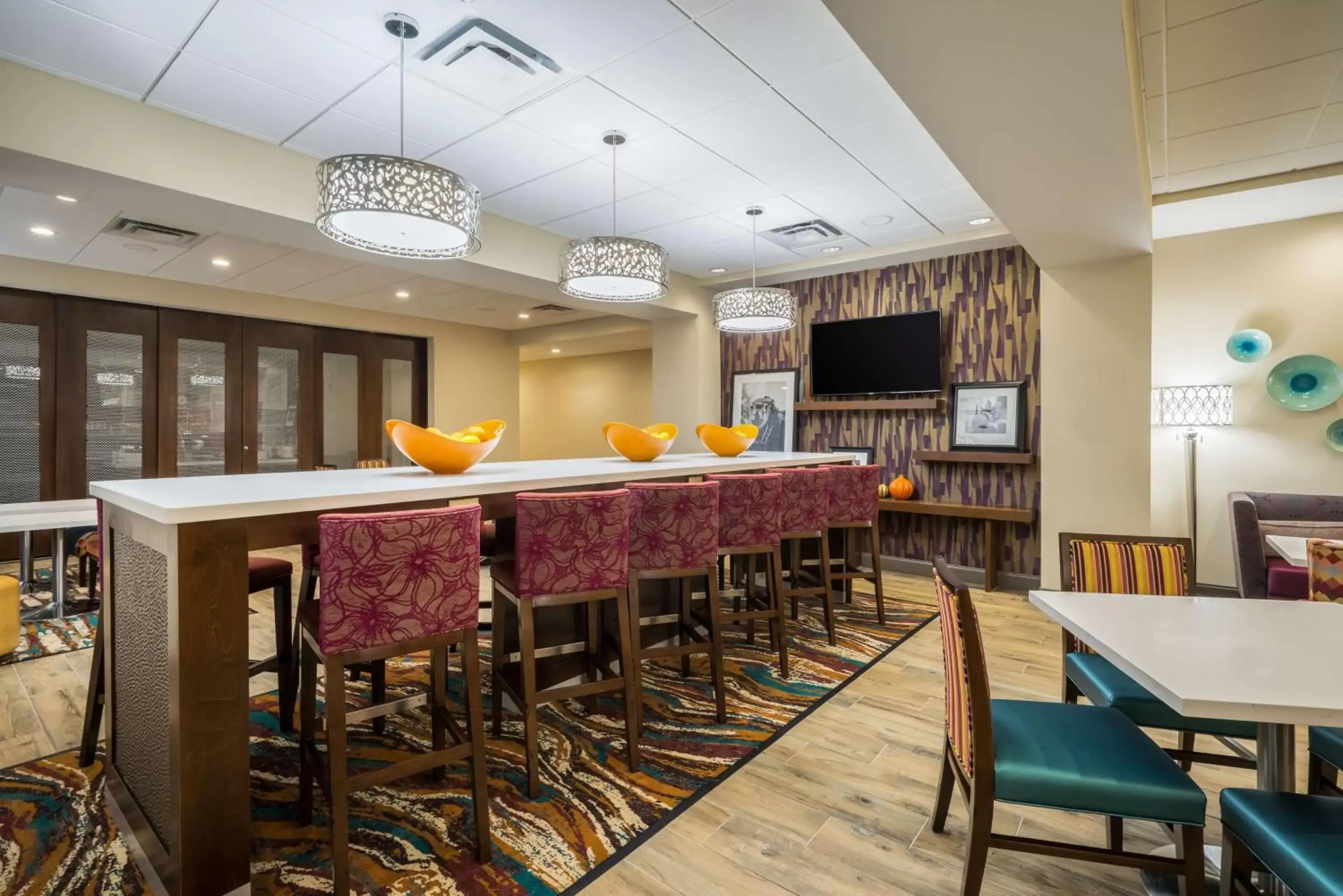 Lobby or reception, Lounge/Bar in Hampton Inn Newport