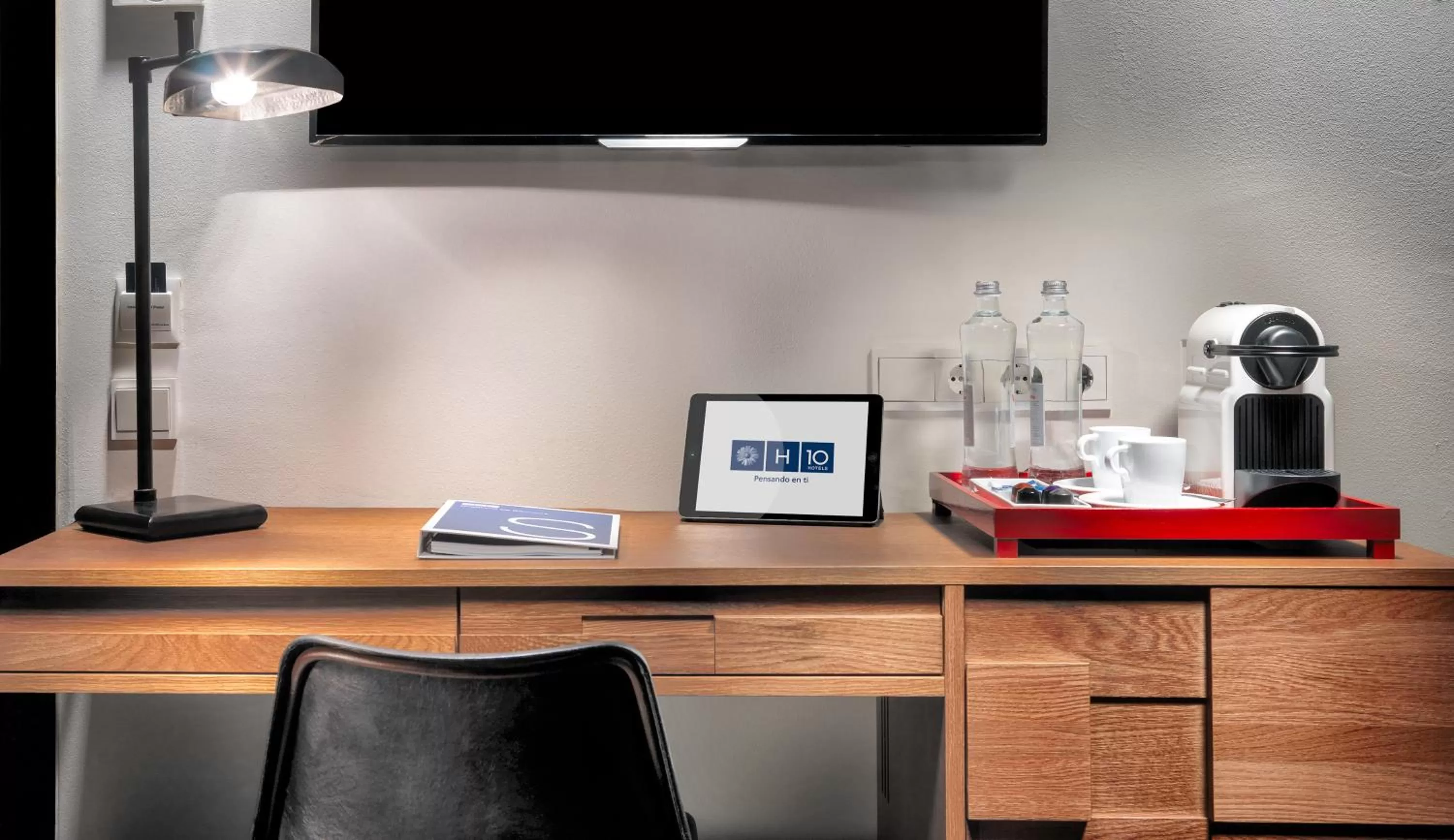 Bedroom, TV/Entertainment Center in H10 Metropolitan 4* Sup