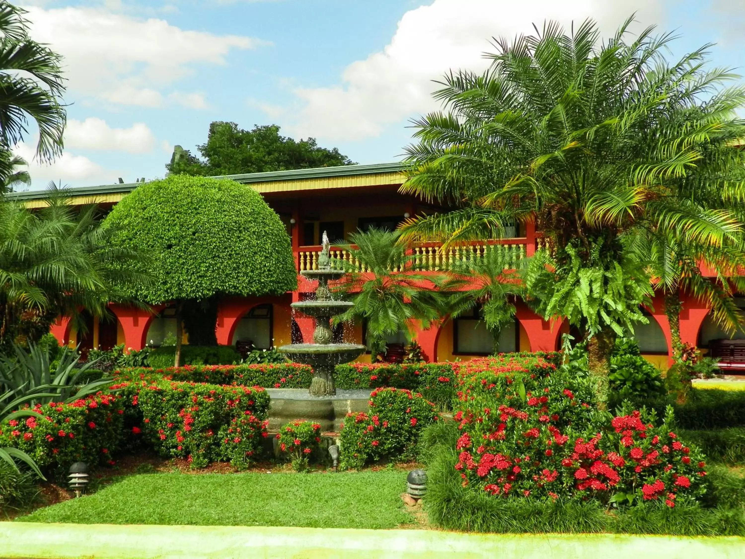 Garden, Property Building in Hotel Suerre