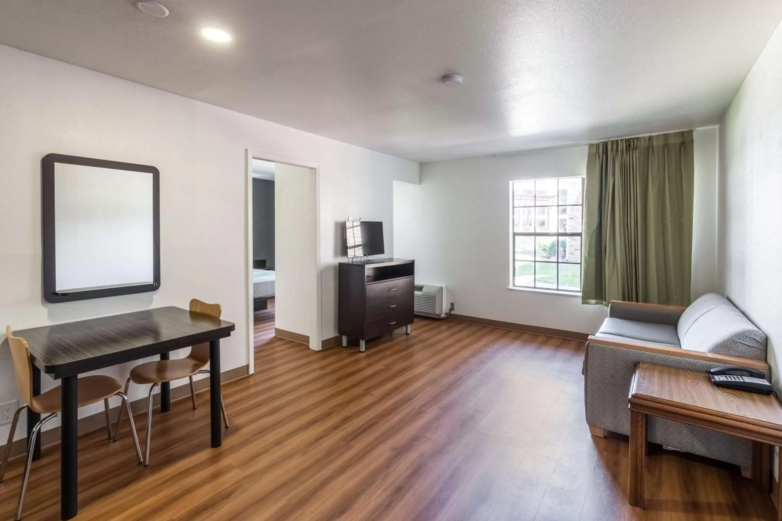 TV and multimedia in Studio 6-Arlington, TX