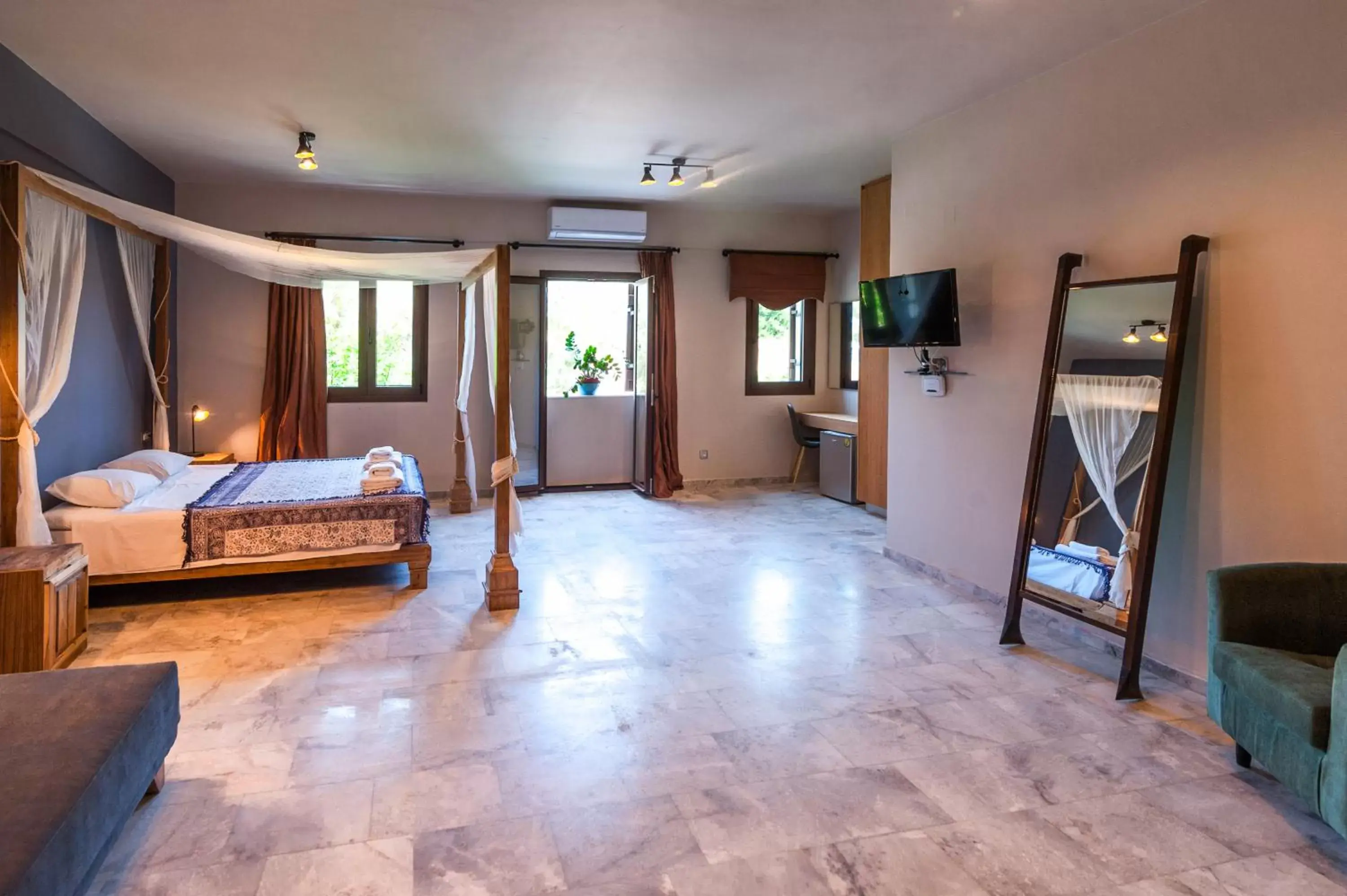 Superior Triple Room with Spa Bath in Minoos Hotel Superior Triple Room with Spa Bath in Minoos Hotel