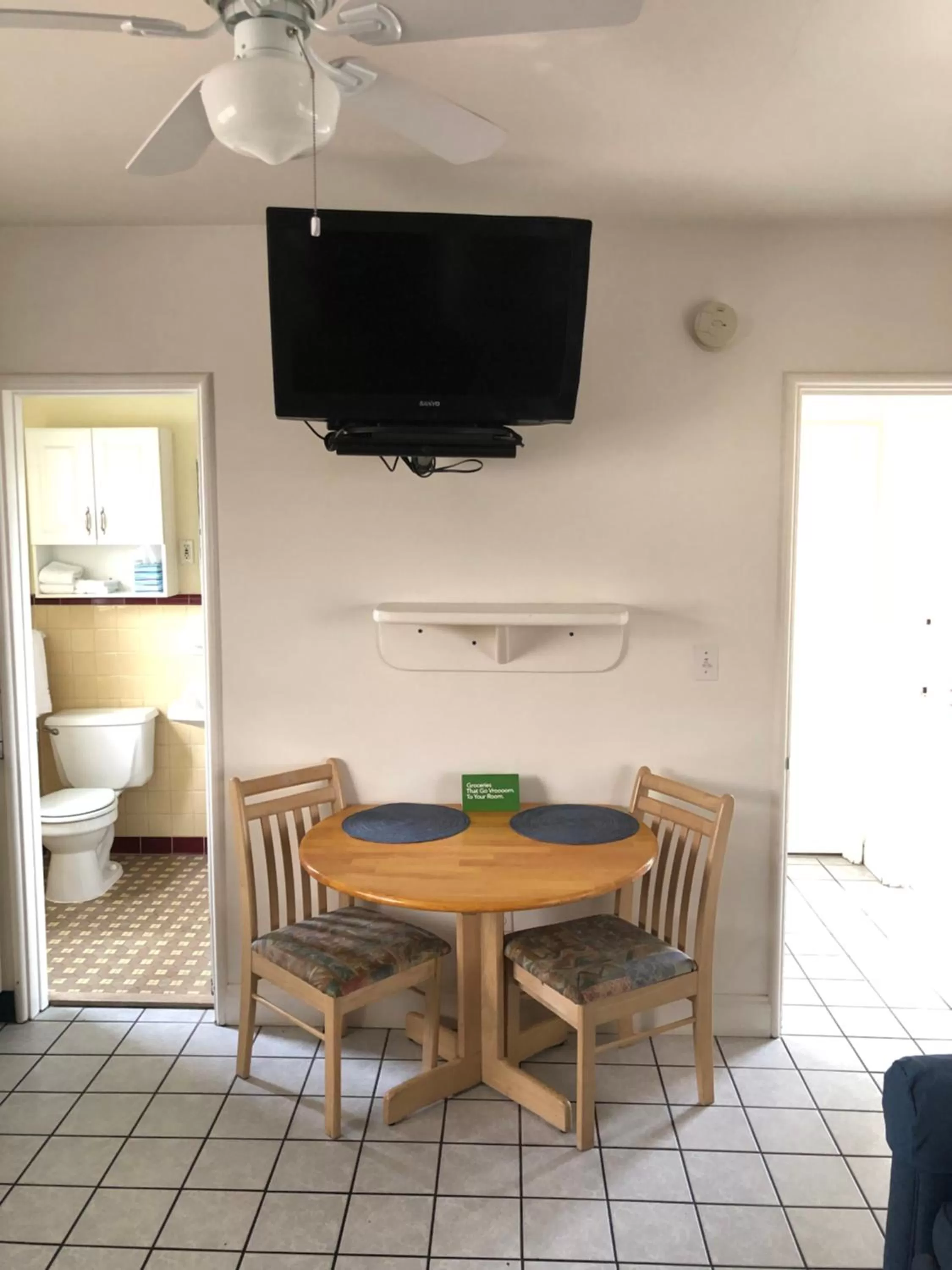Dining area, TV/Entertainment Center in Arvilla Motel