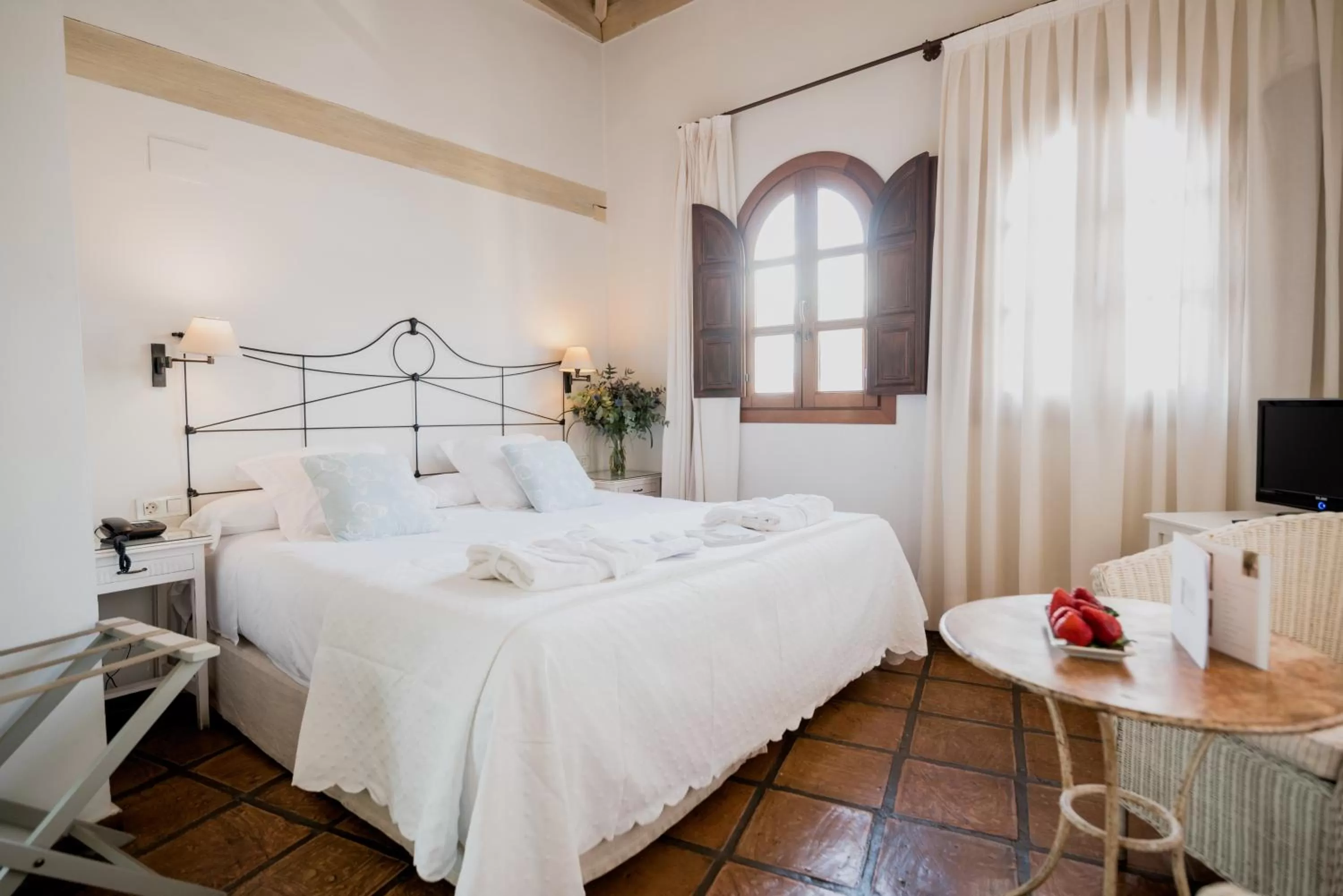 Photo of the whole room, Bed in Palacio De Los Navas