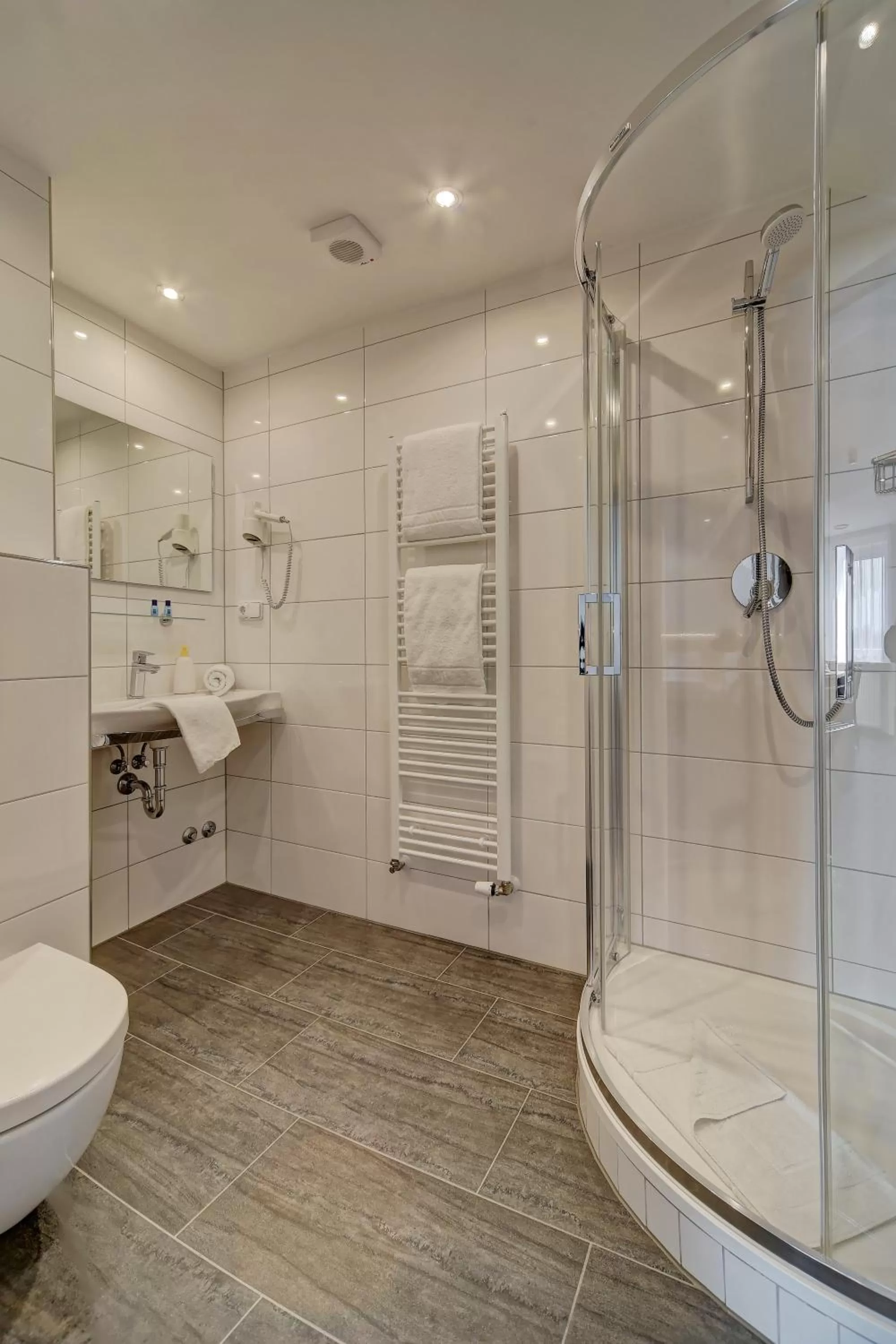 Shower in Hotel Post