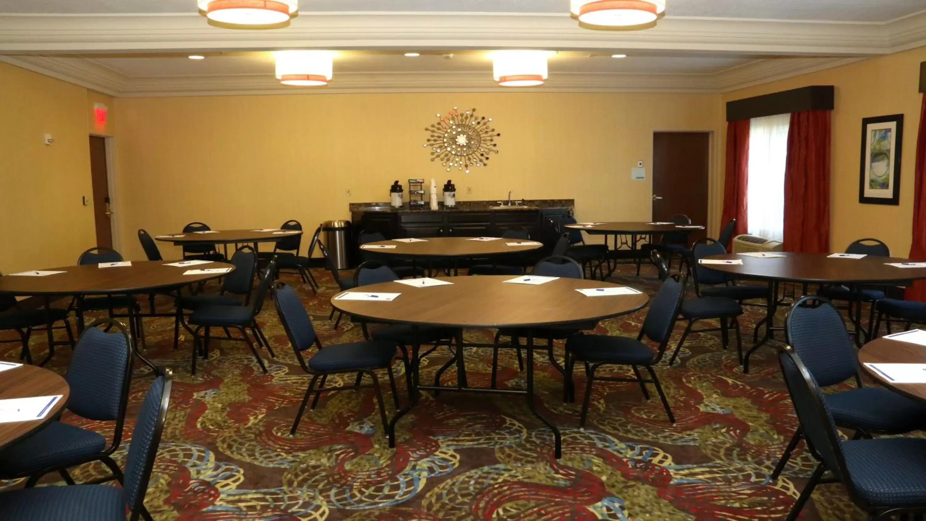 Meeting/conference room, Restaurant/Places to Eat in Holiday Inn Express Hotel & Suites Saginaw, an IHG Hotel