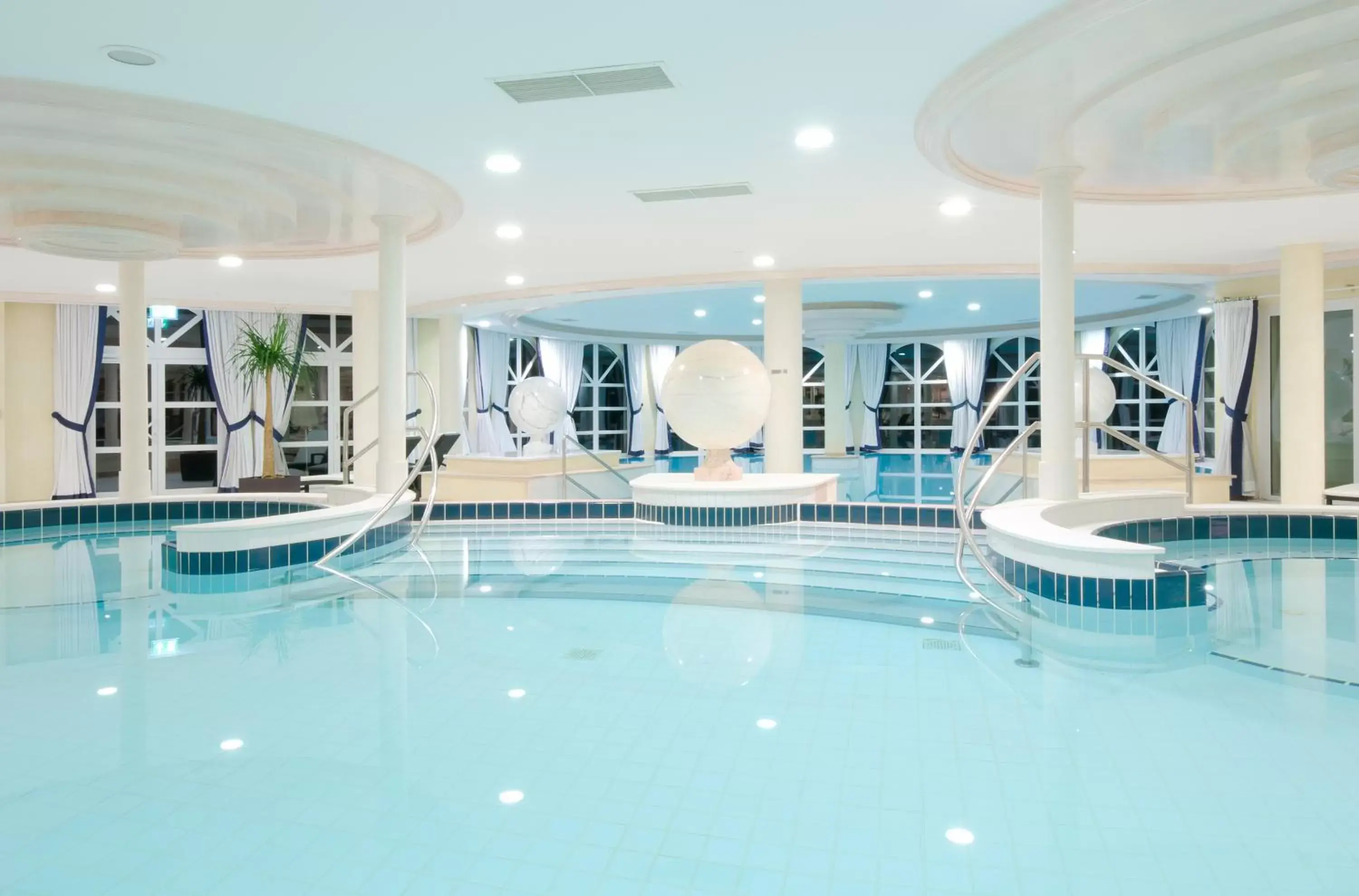 Public Bath, Swimming Pool in Steigenberger Hotel Der Sonnenhof