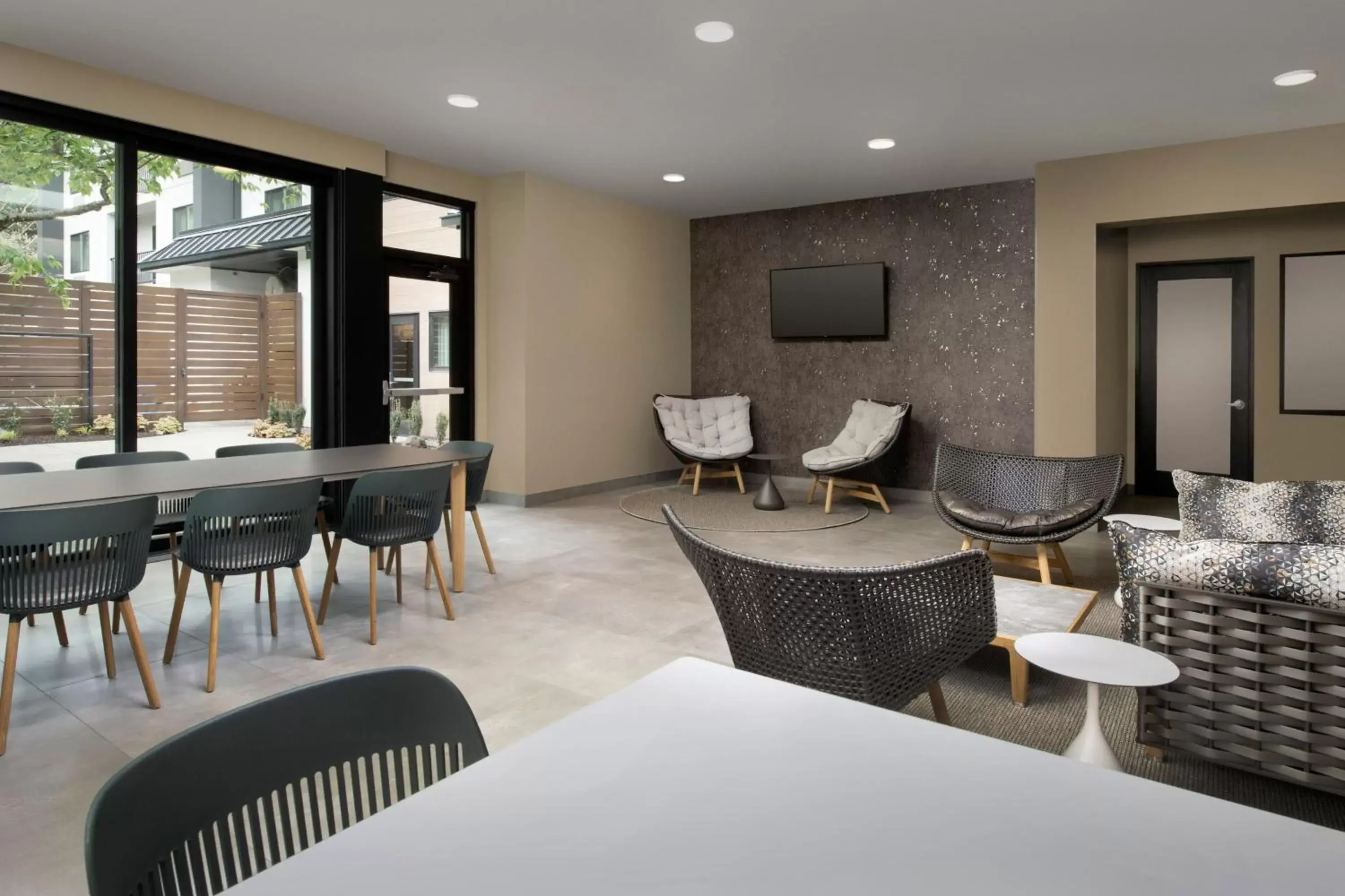 Lounge or bar in Courtyard by Marriott Portland Tigard