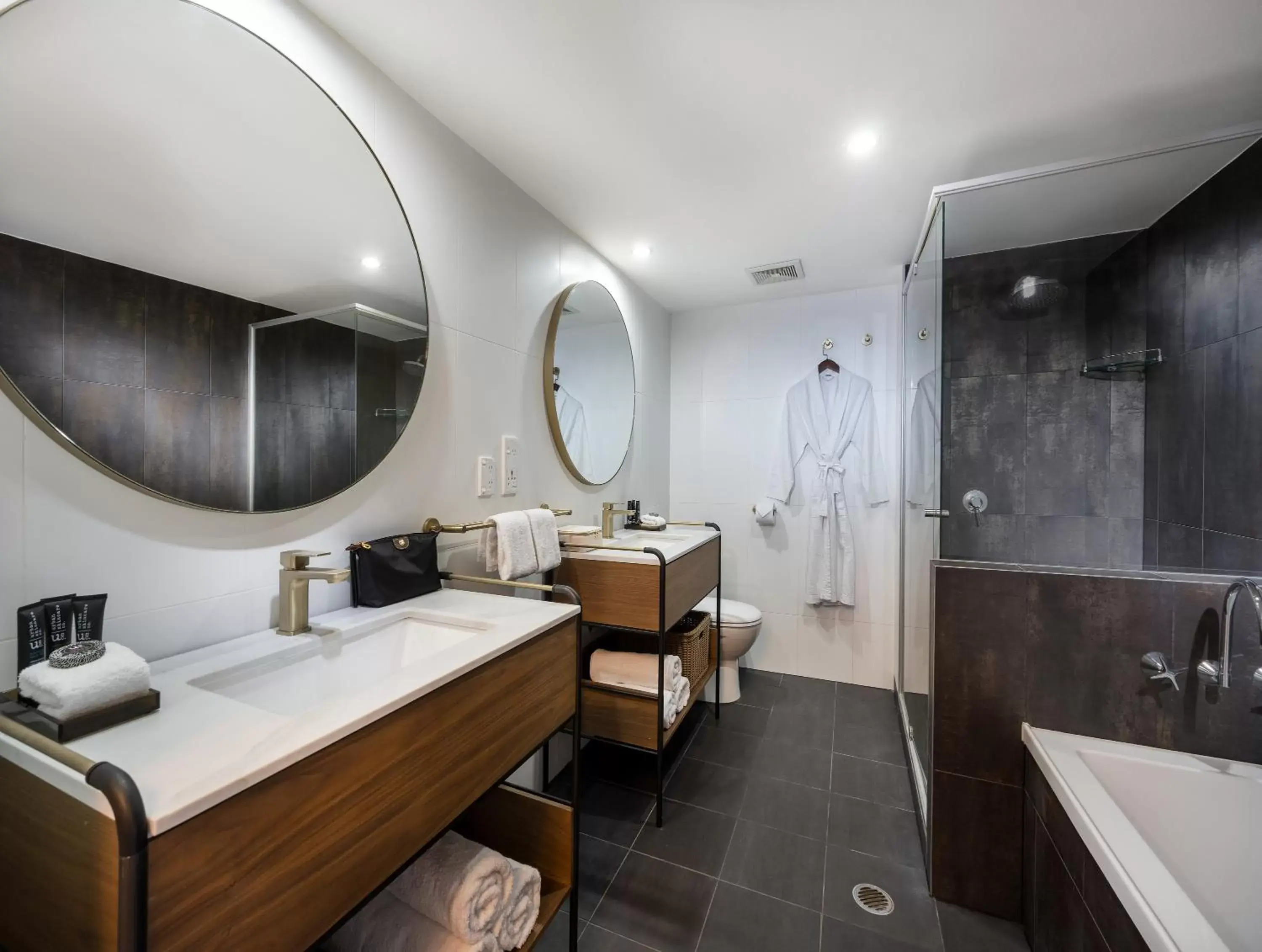 Bathroom in Mantra Terrace Hotel