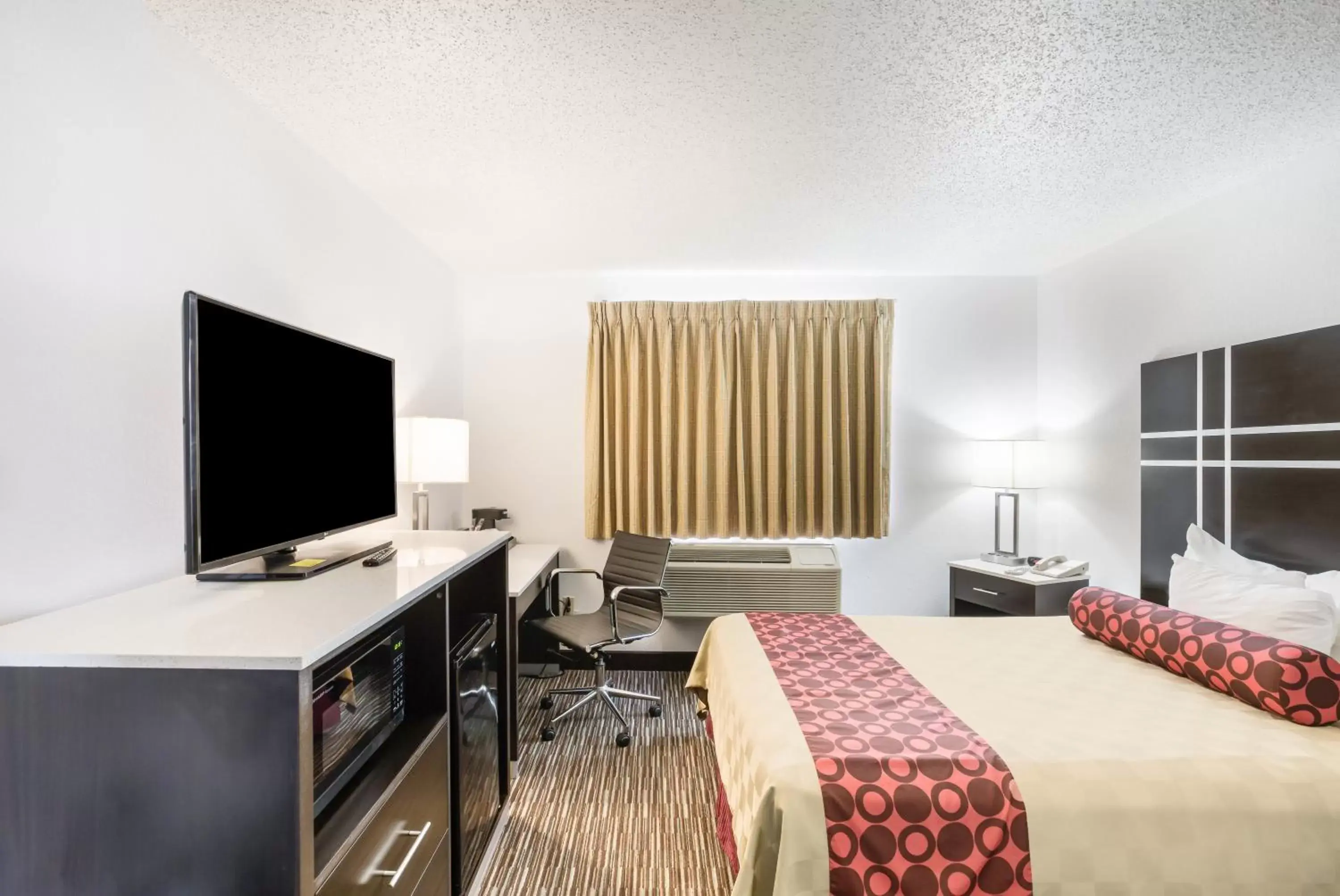 Photo of the whole room, TV/Entertainment Center in Americas Best Value Inn Charlotte