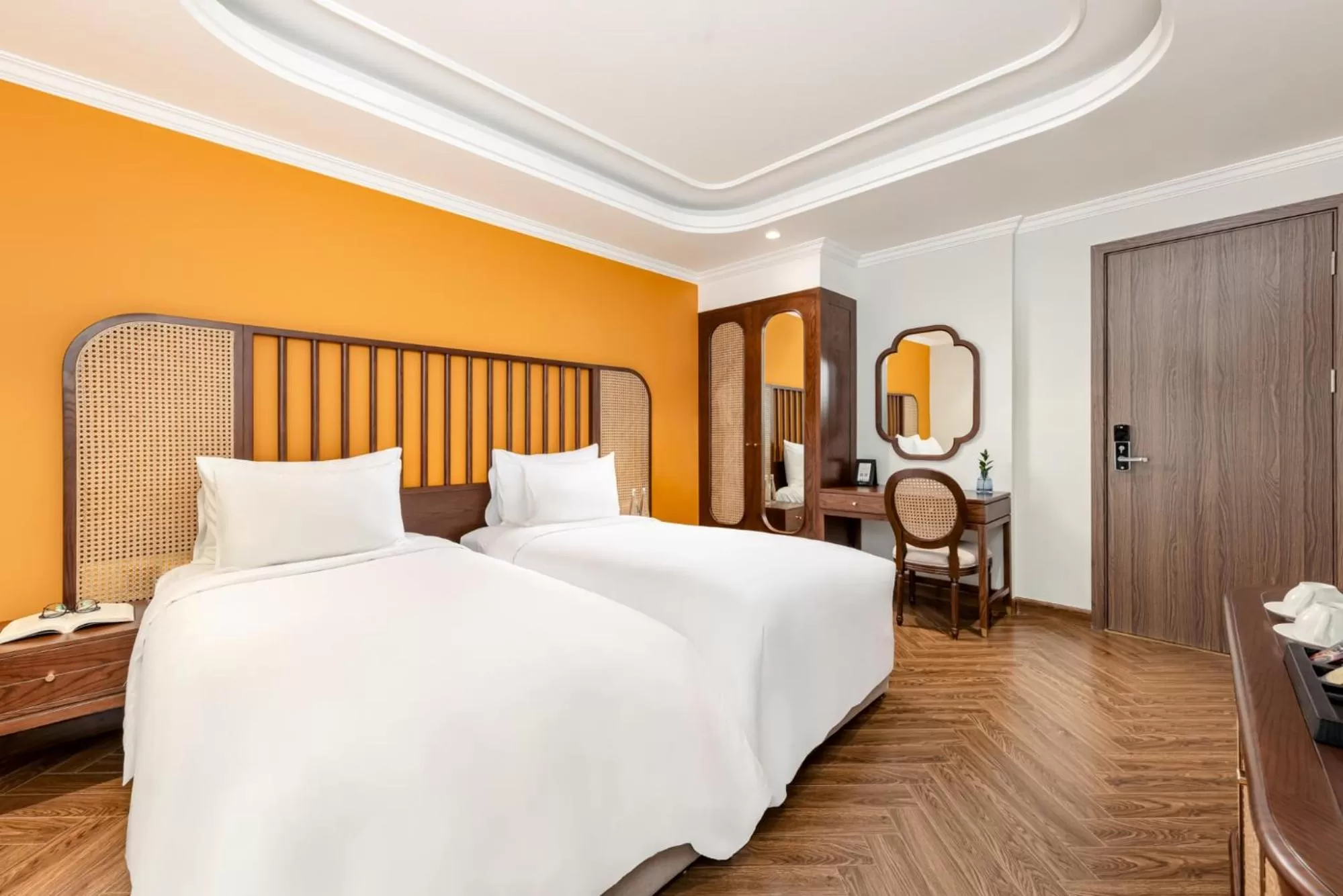 Executive Deluxe Twin in La Siesta Classic Hang Thung