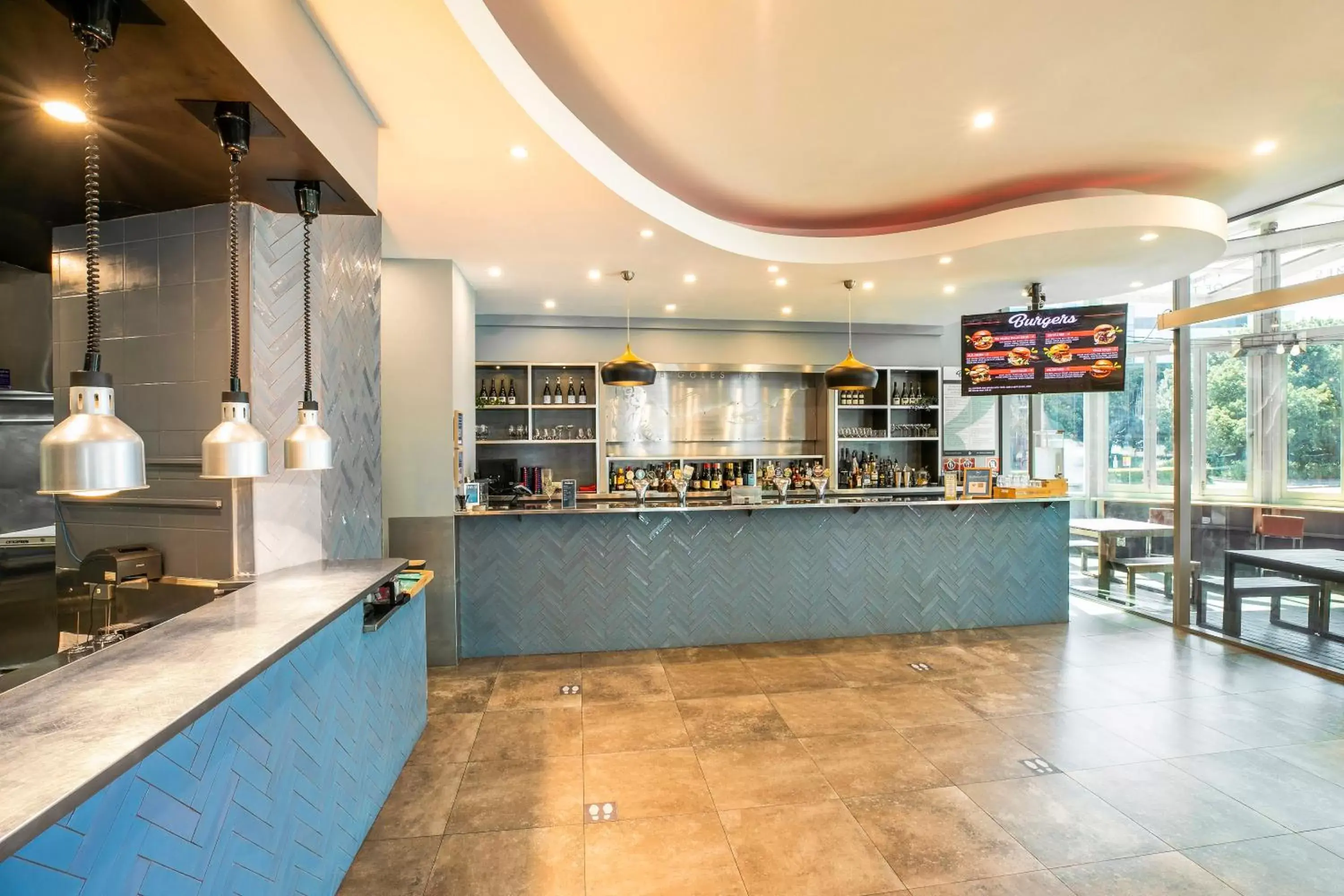 Restaurant/places to eat, Kitchen/Kitchenette in Holiday Inn Sydney Airport, an IHG Hotel