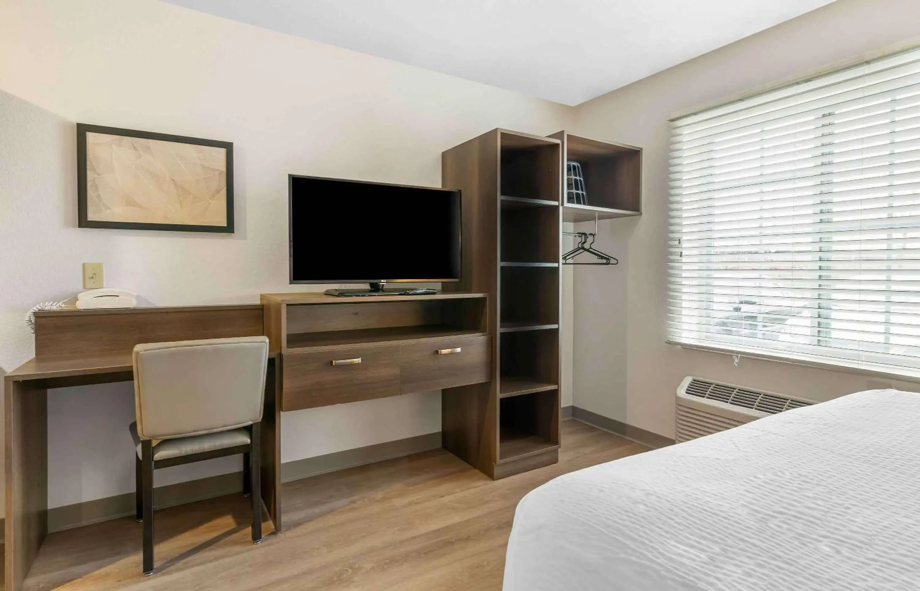 Bedroom, TV/Entertainment Center in Extended Stay America Select Suites - Louisville - Airport