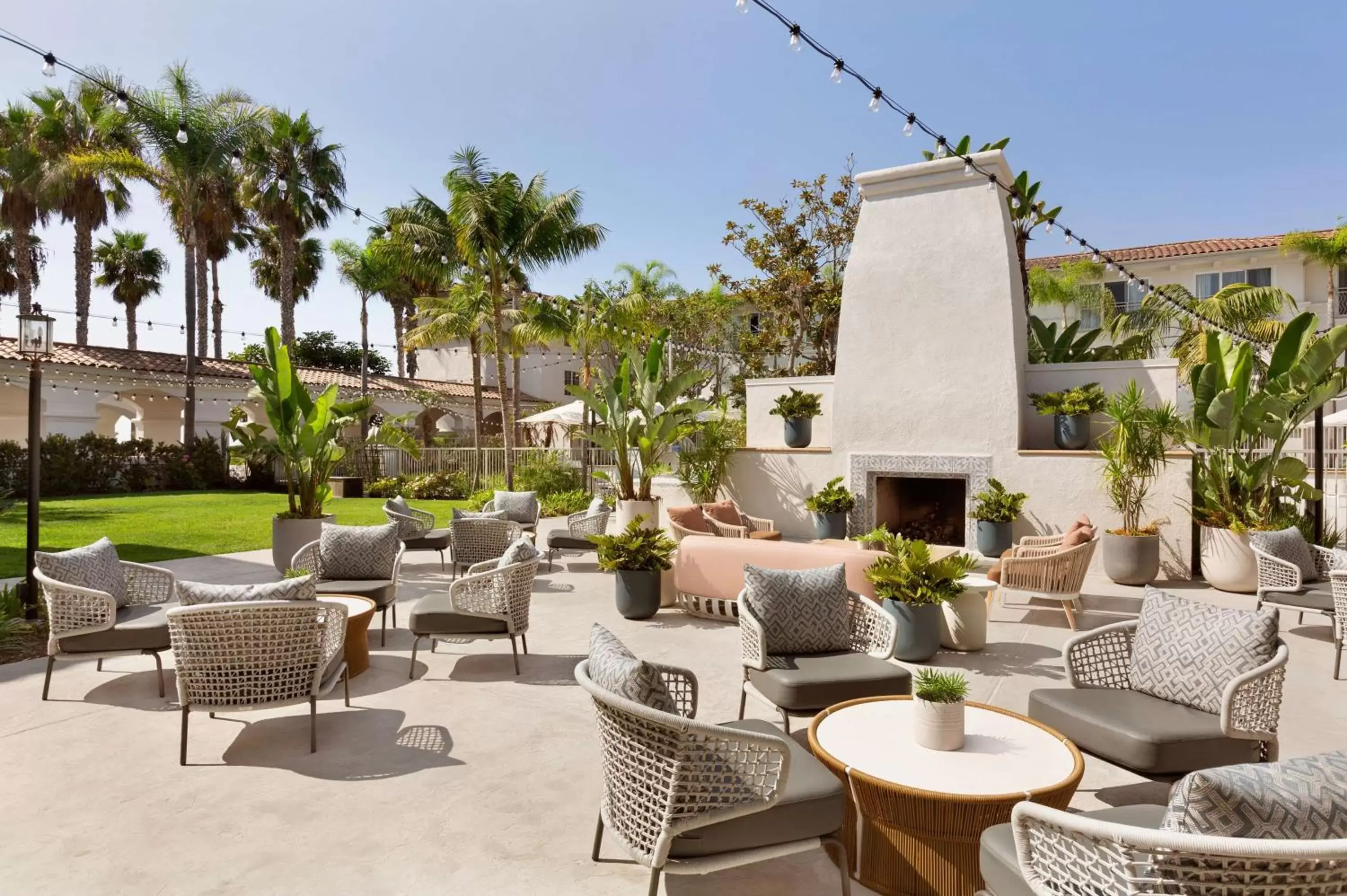 Lounge or bar in Hilton Garden Inn Carlsbad Beach