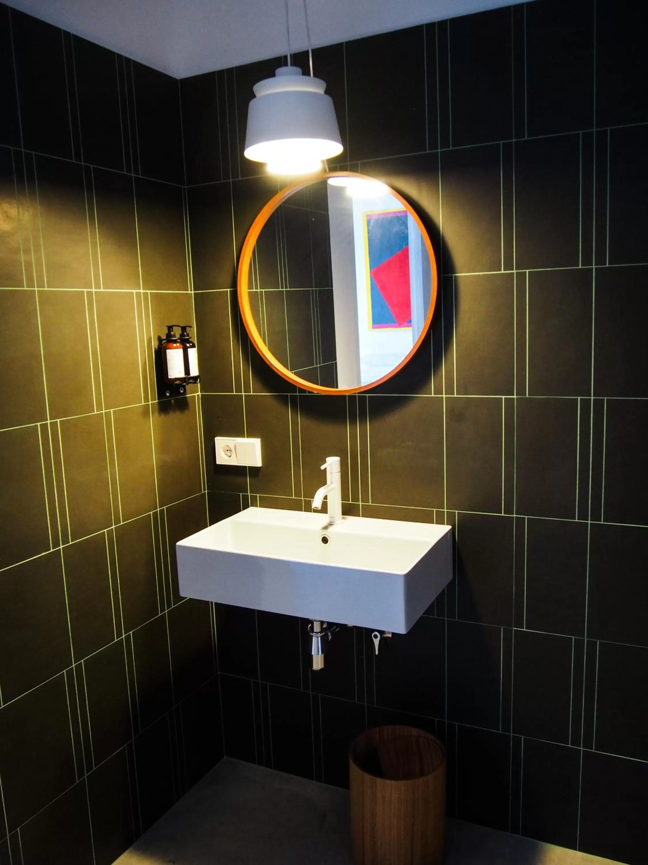 Restaurant/places to eat in Fragile Hotel