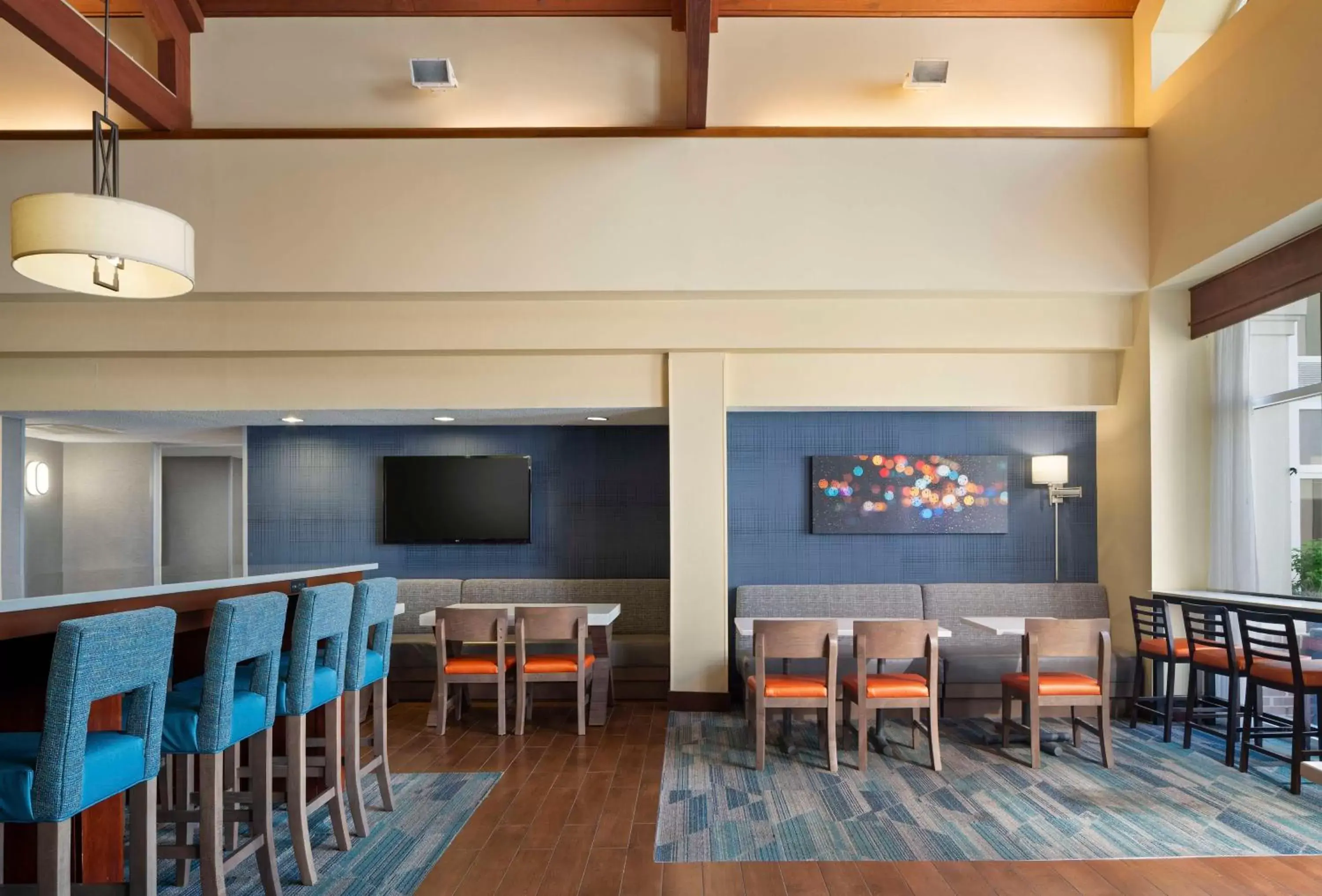 Lobby or reception, Lounge/Bar in Hampton Inn & Suites Newport News-Airport - Oyster Point Area