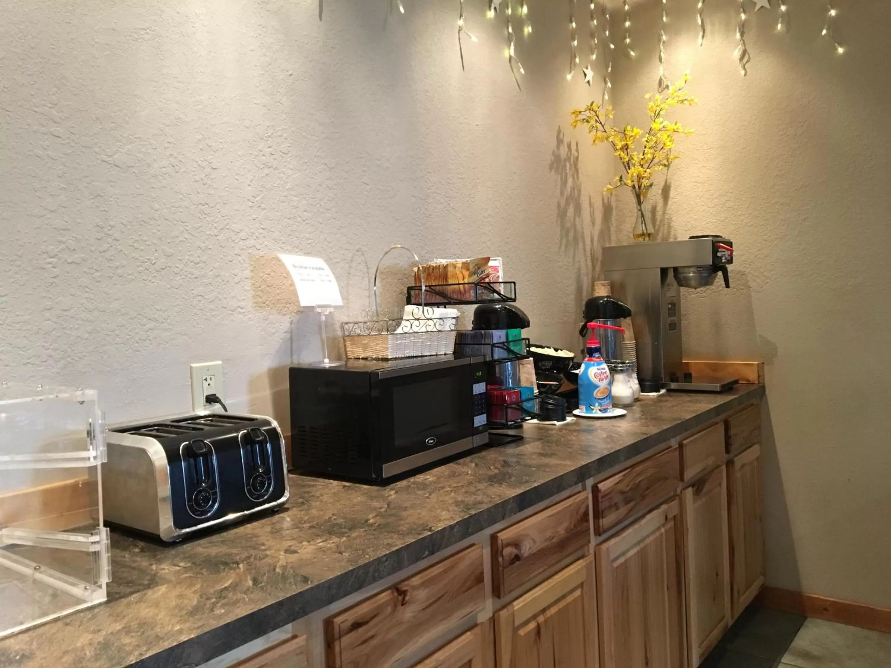 Coffee/tea facilities in Timber Lodge Inn