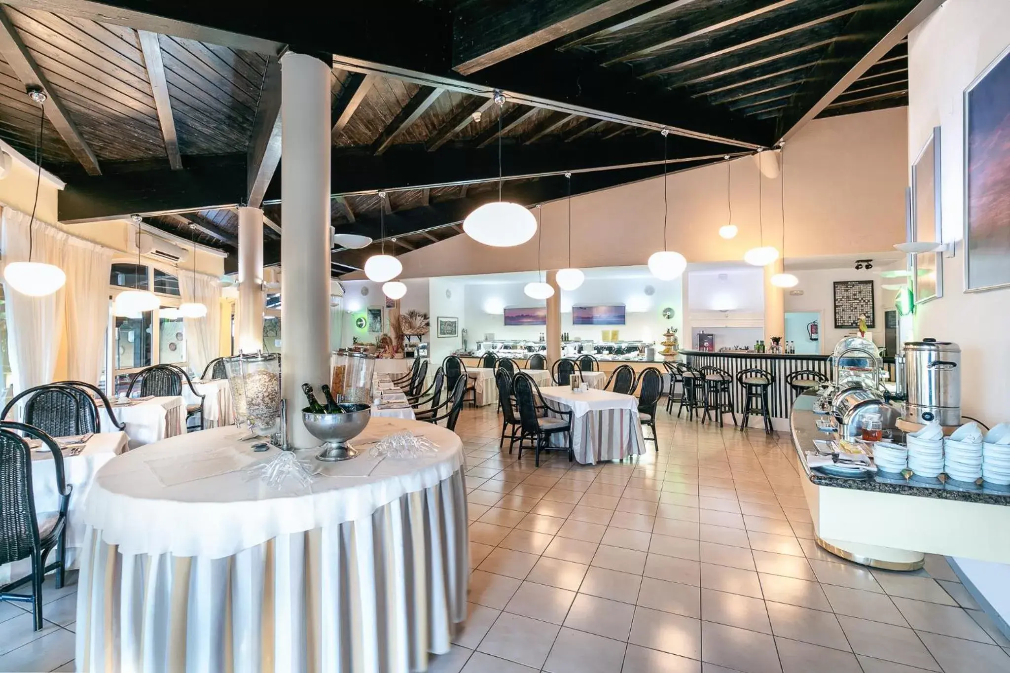 Restaurant/Places to Eat in Hotel LIVVO Risco del Gato Suites